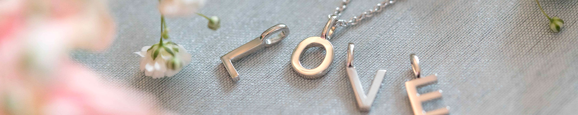 Schmuck mit Buchstaben