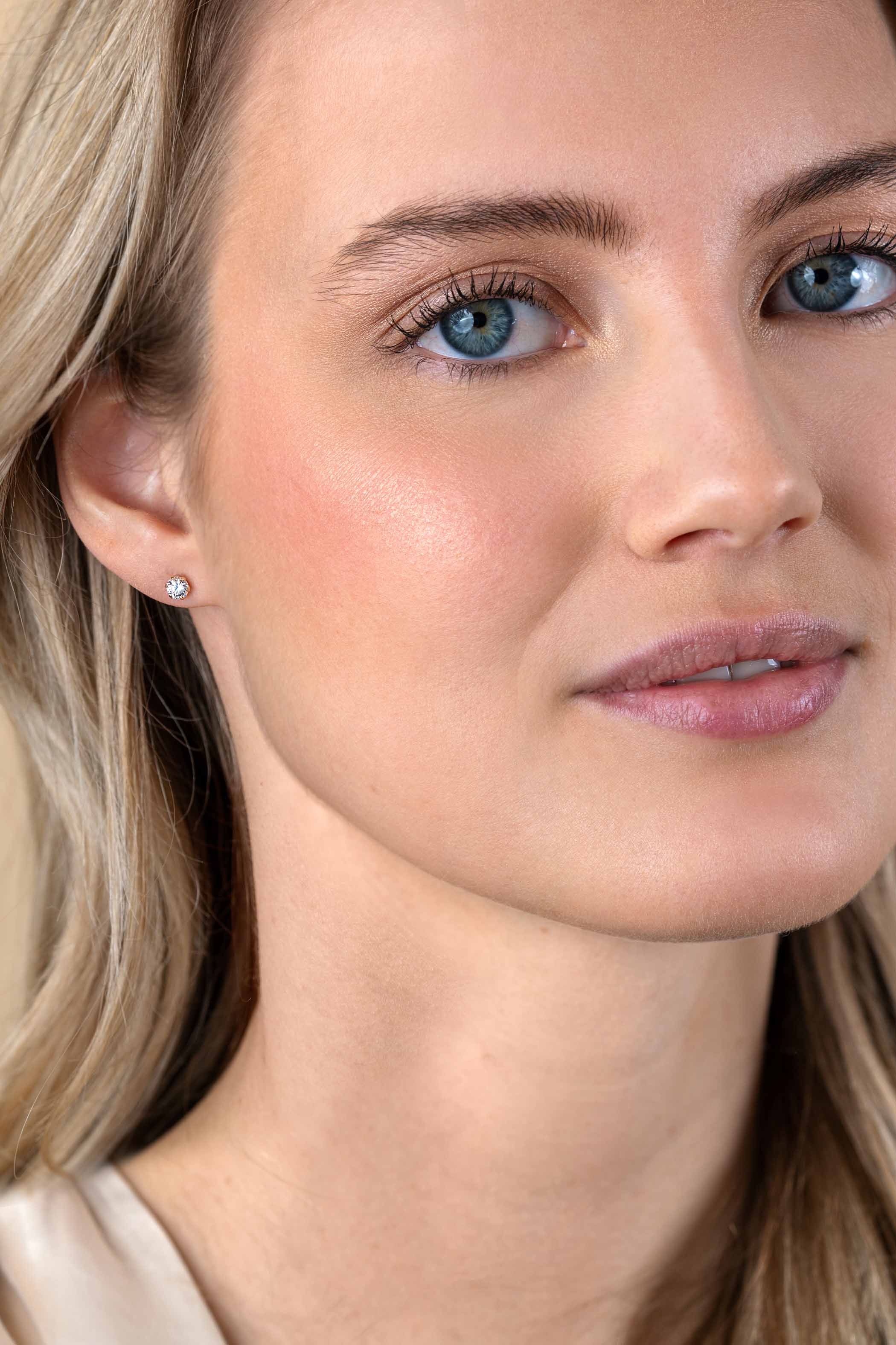 ZINZI GOLD oorknopjes zirconia in chaton 4mm