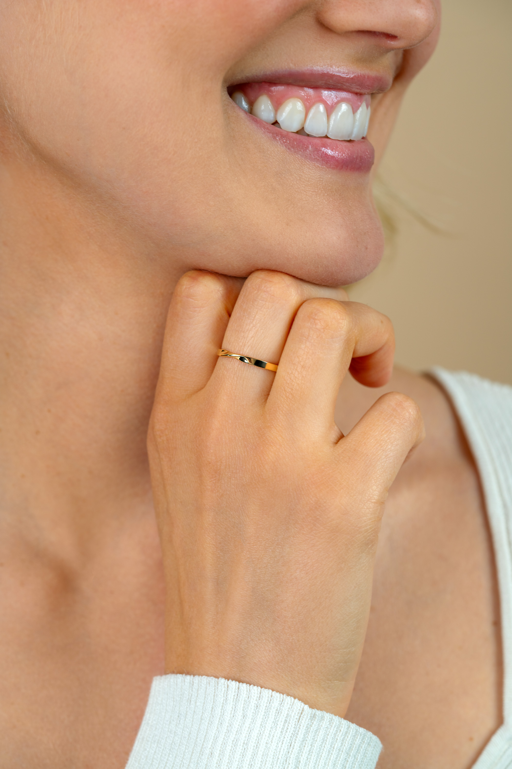 ZINZI Gold 14kt glatter goldener Schiebering mit gedrehter Röhre ZGR525
