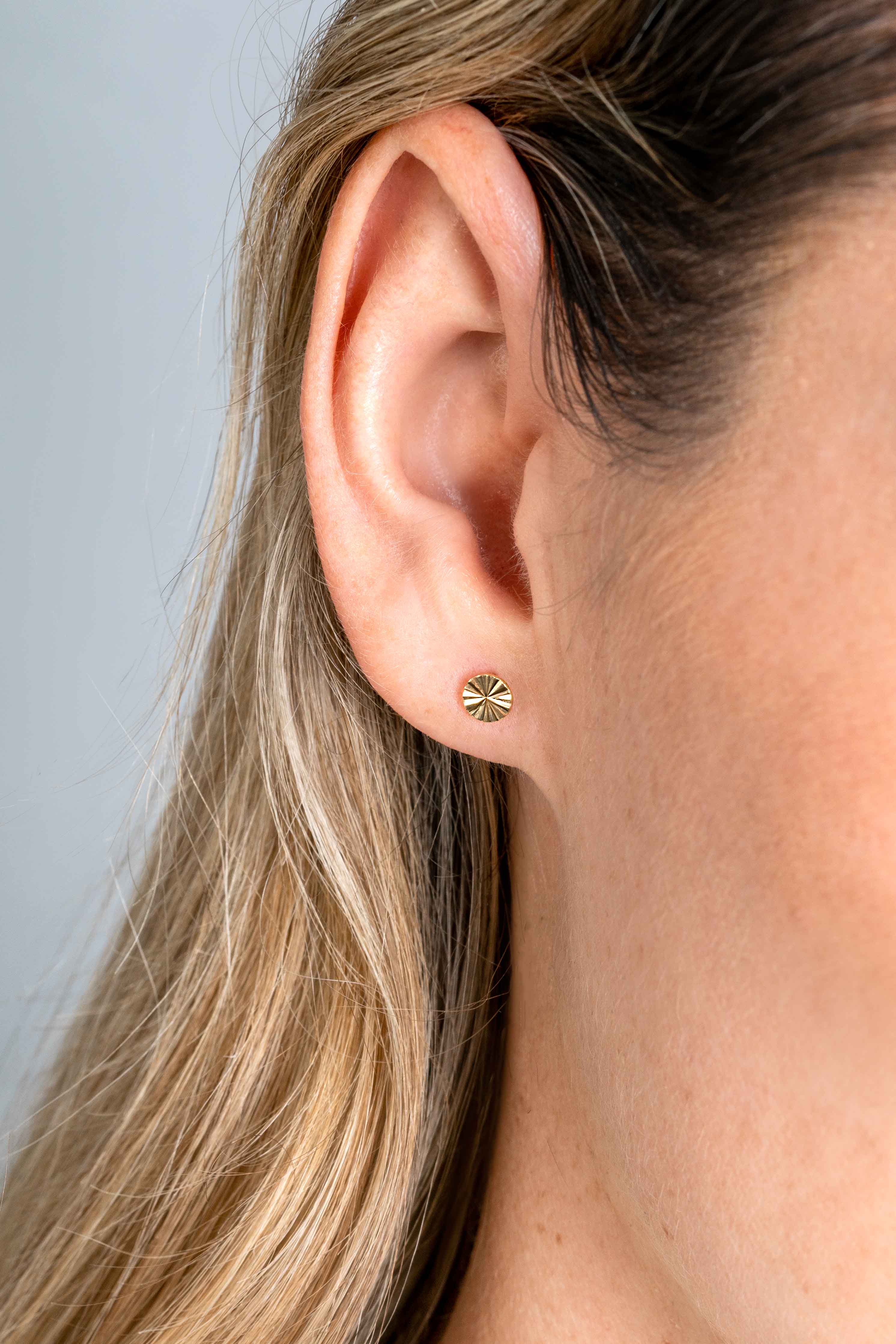 ZINZI GOLD oorknopje rond gediamanteerd 5mm
