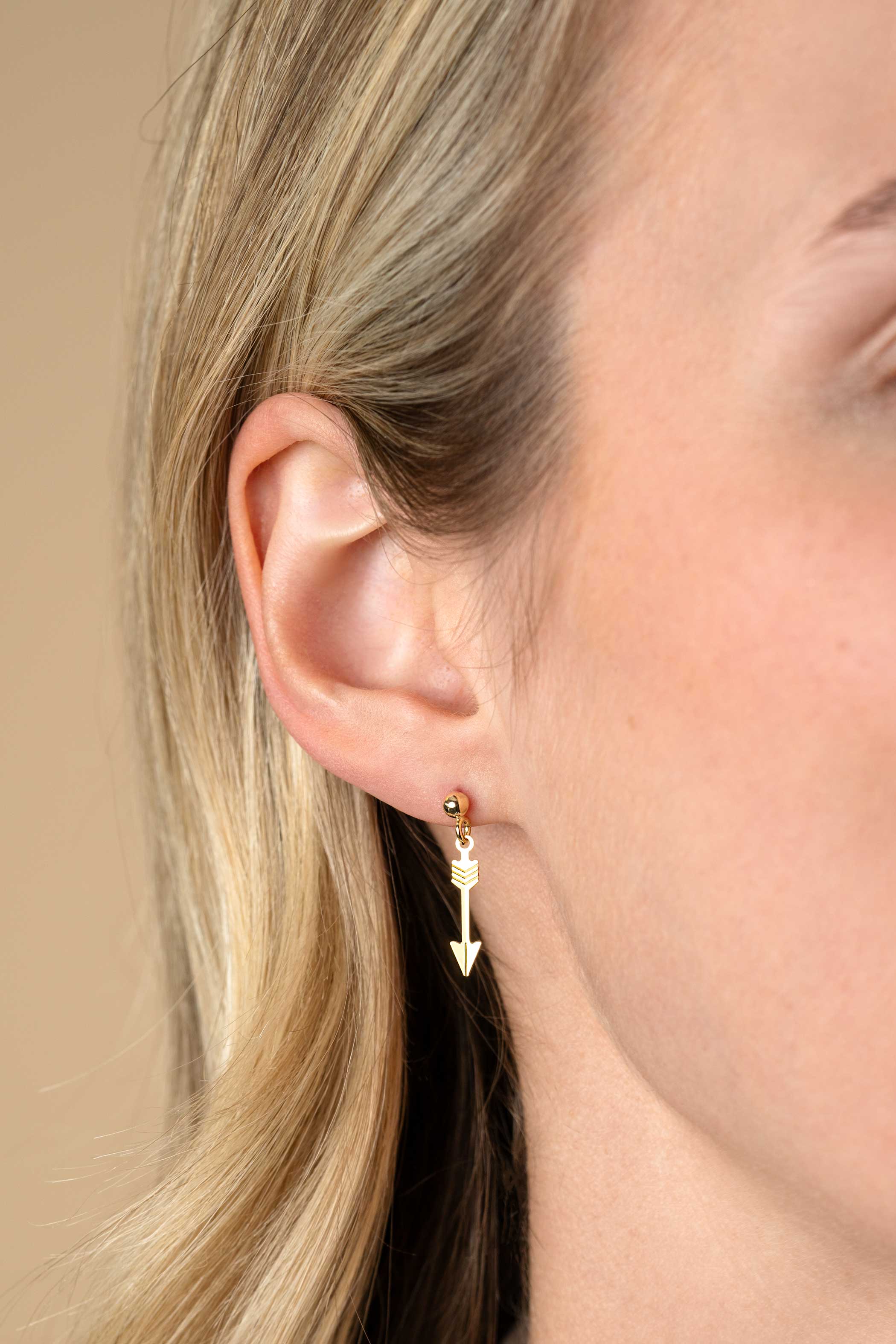 ZINZI GOLD oorstekers met hangend pijltje 22mm