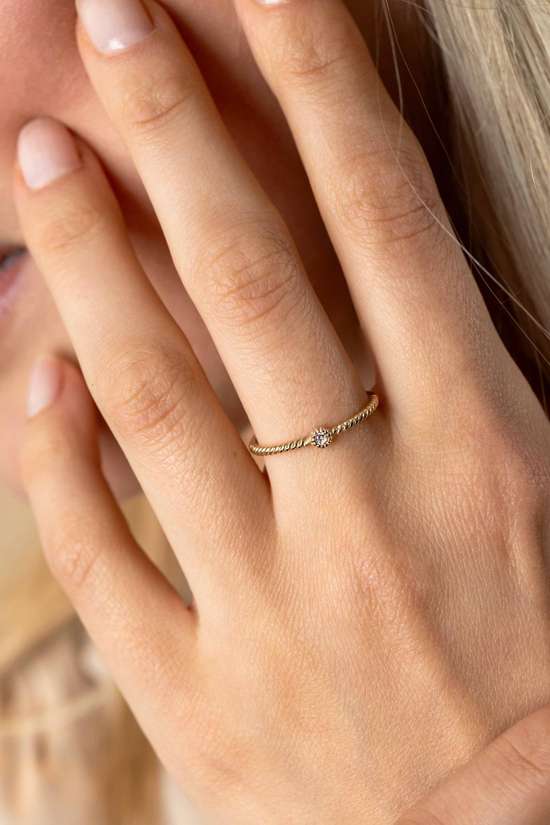 ZINZI GOLD ring gedraaide scheen en zirc.mt.54