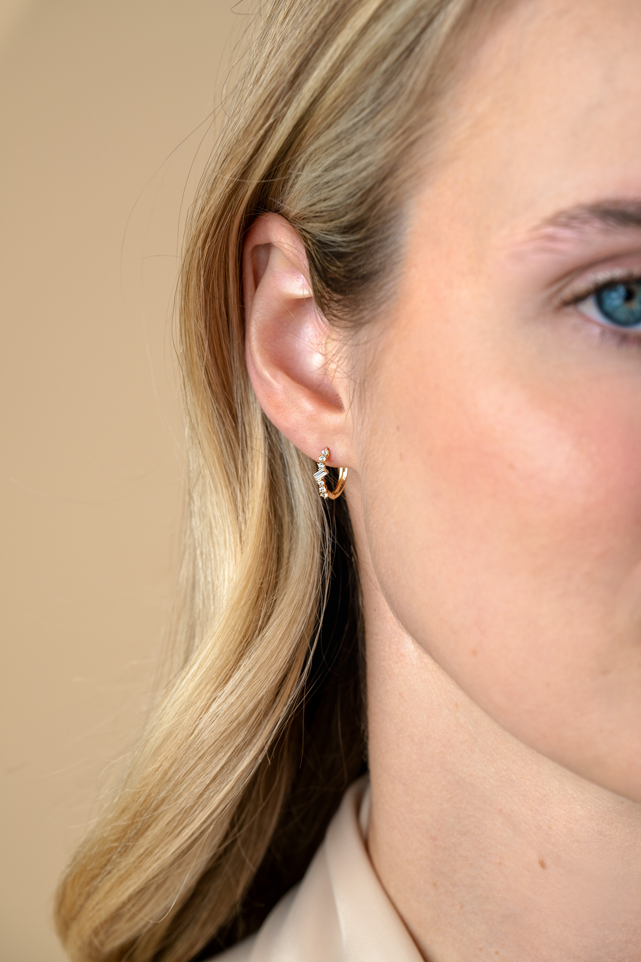 13mm ZINZI Gold 14kt goldene Creolen mit rechteckigem baguettegeschliffenen Zirkonia und sechs runden weißen Zirkonias, mit luxuriösem Klappverschluss 13x2mm ZGO528