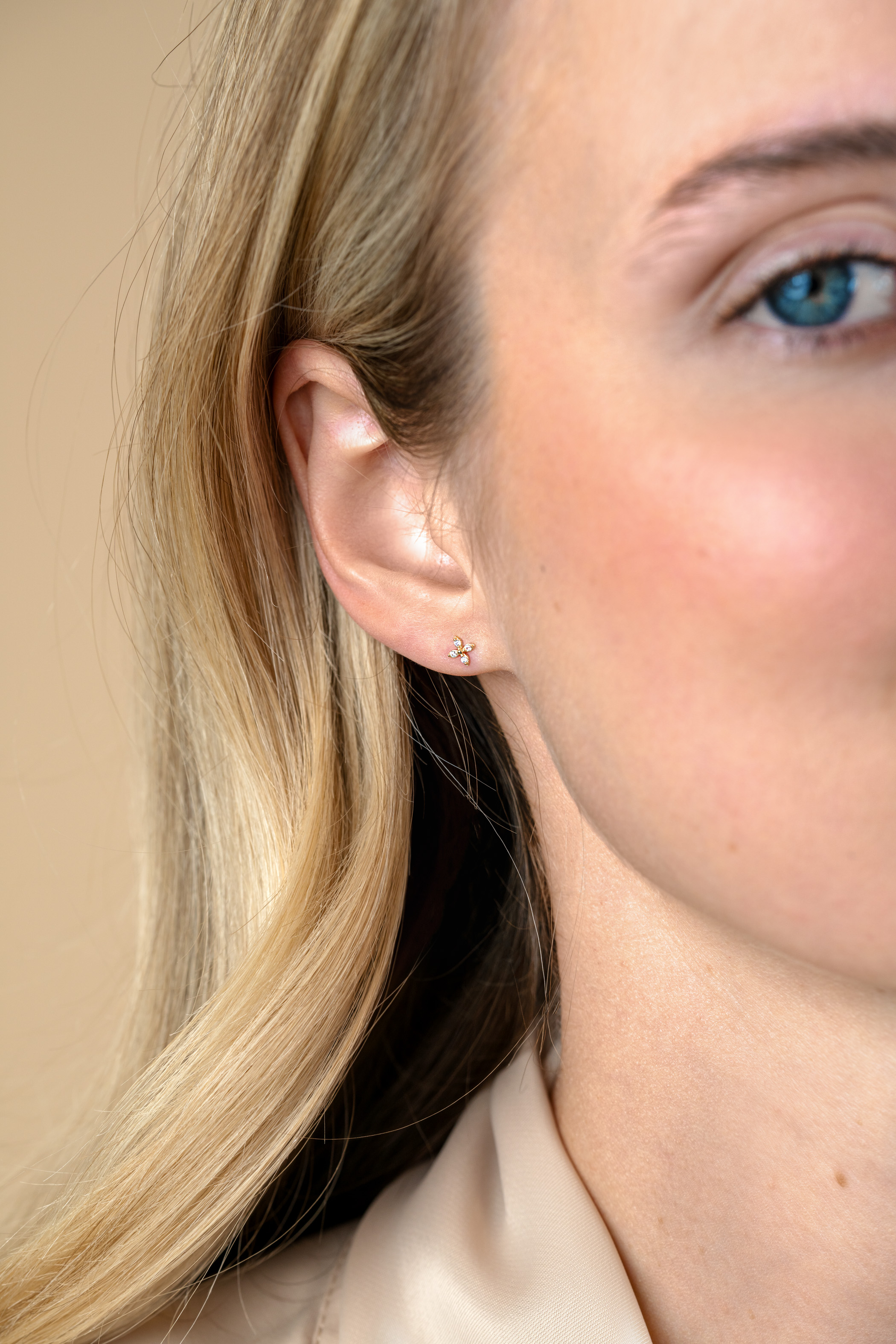 5mm ZINZI Gold 14kt goldene Fantasie-Ohrstecker in Blumenform, besetzt mit vier runden weißen Zirkonias ZGO519