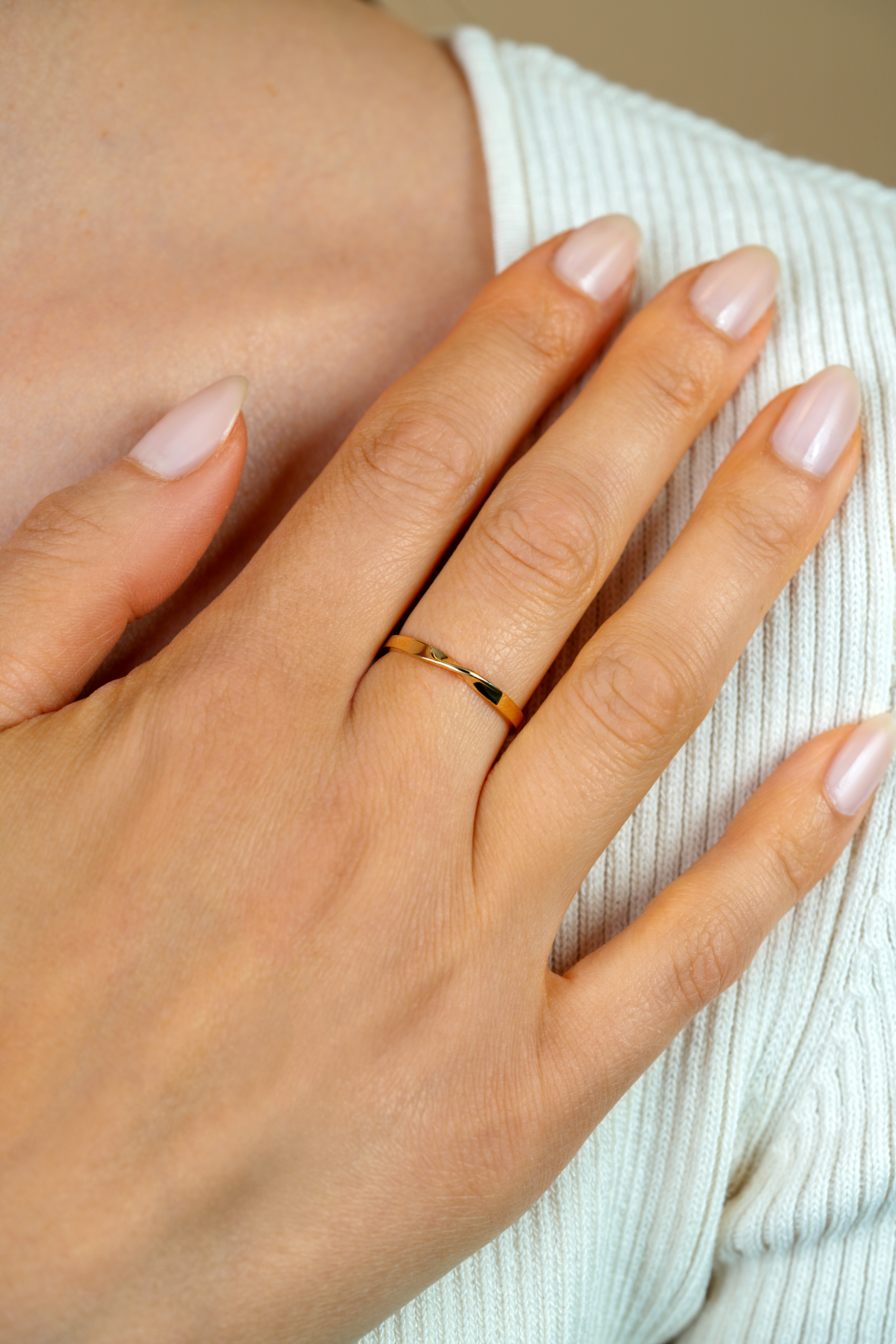 ZINZI Gold 14kt glatter goldener Schiebering mit gedrehter Röhre ZGR525