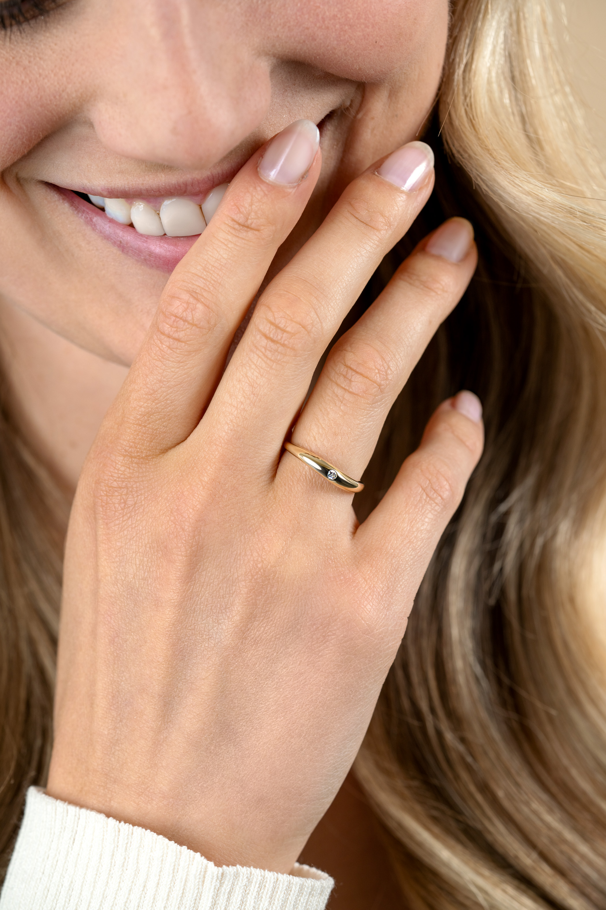 ZINZI Gold 14kt organisch geformter goldener Ring, besetzt mit weißen Zirkonias ZGR535