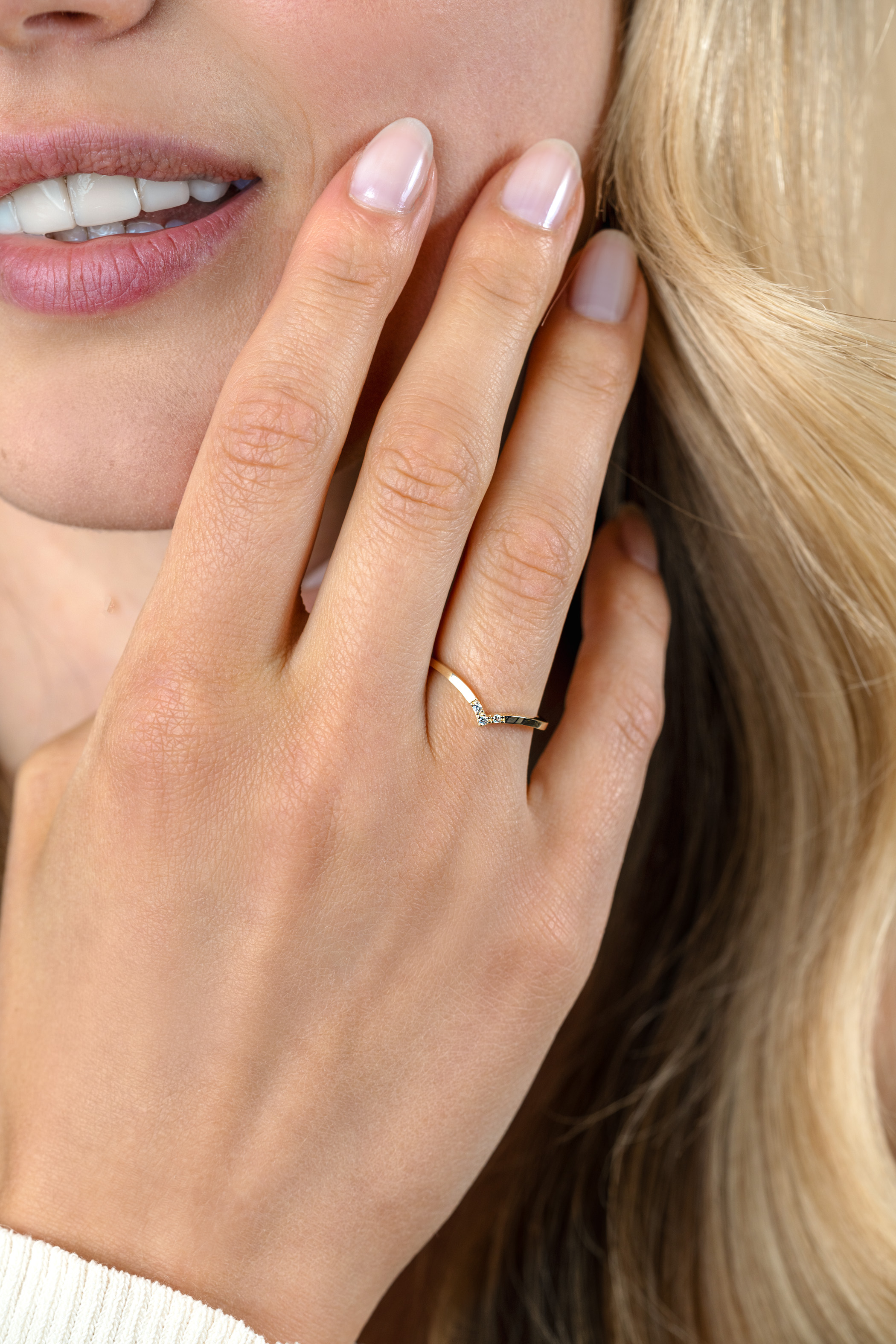 ZINZI GOLD V-ring met 3 zirconia's mt.54