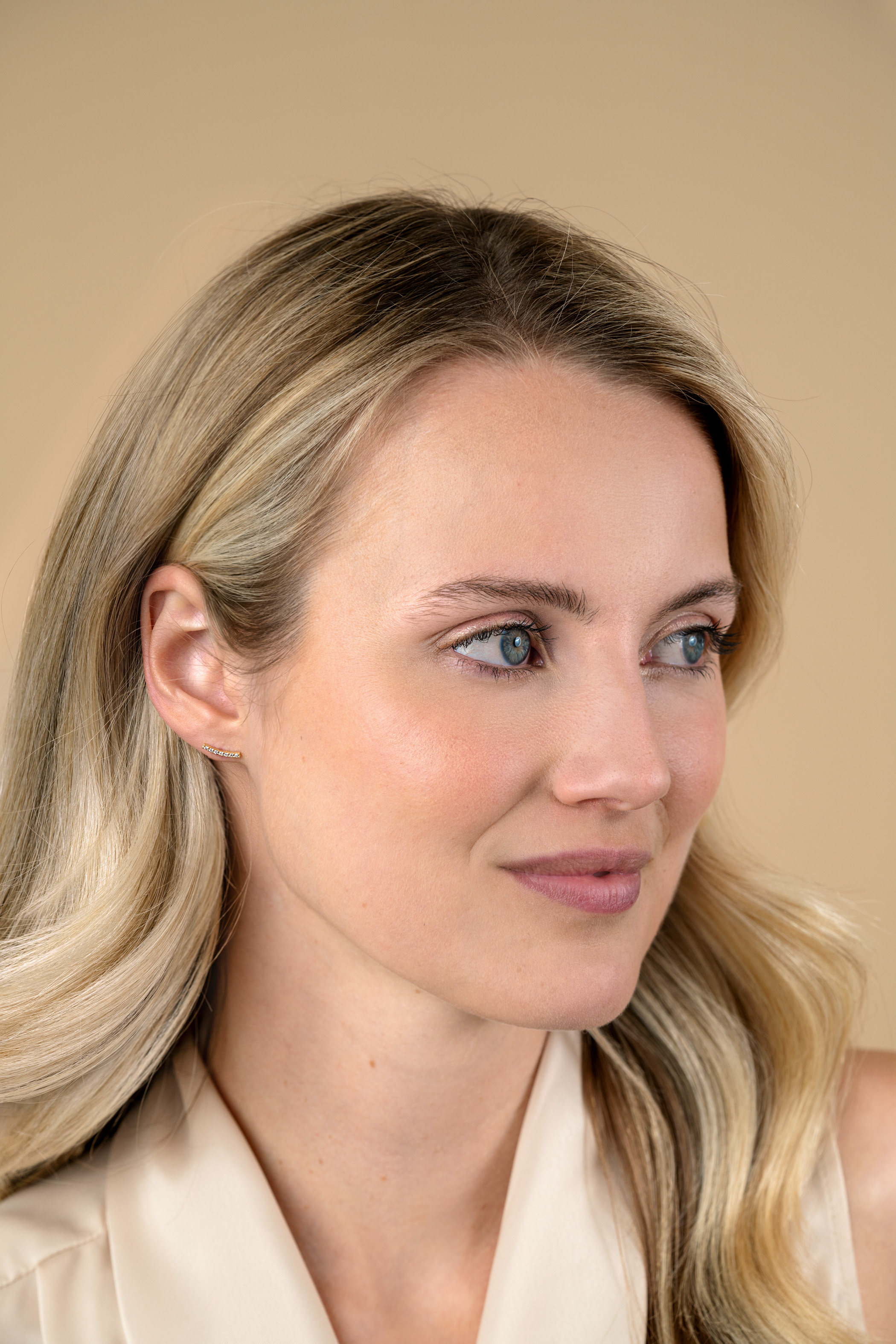 11mm ZINZI Gold 14kt goldene Ohrstecker im Viertelkreis, besetzt mit sieben weißen Zirkonias ZGO517