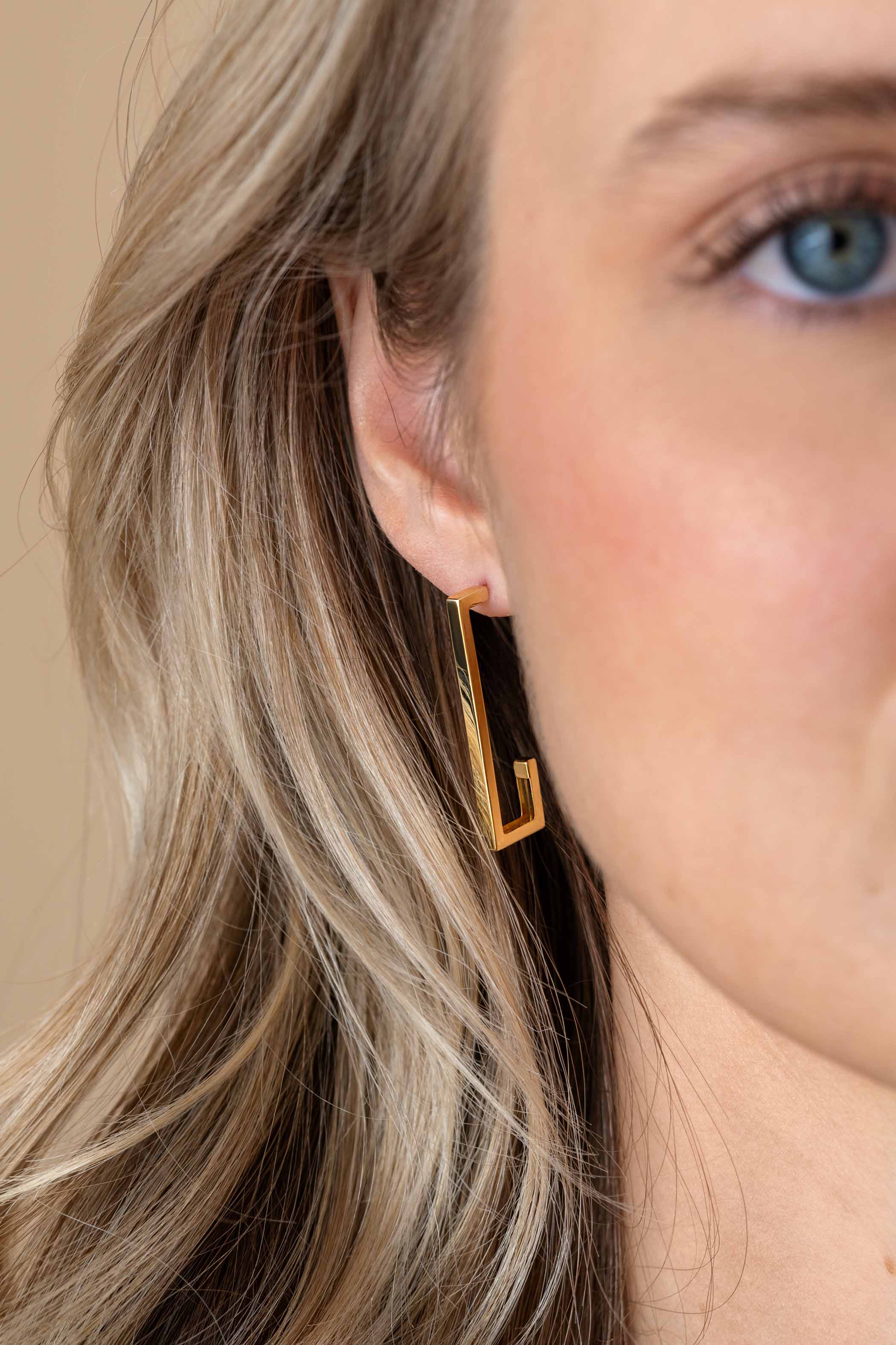 33mm ZINZI Gold 14-karätige Goldohrringe mit großem, klarem rechteckigem Design. Größe 33 x 2,4 mm. ZGO483