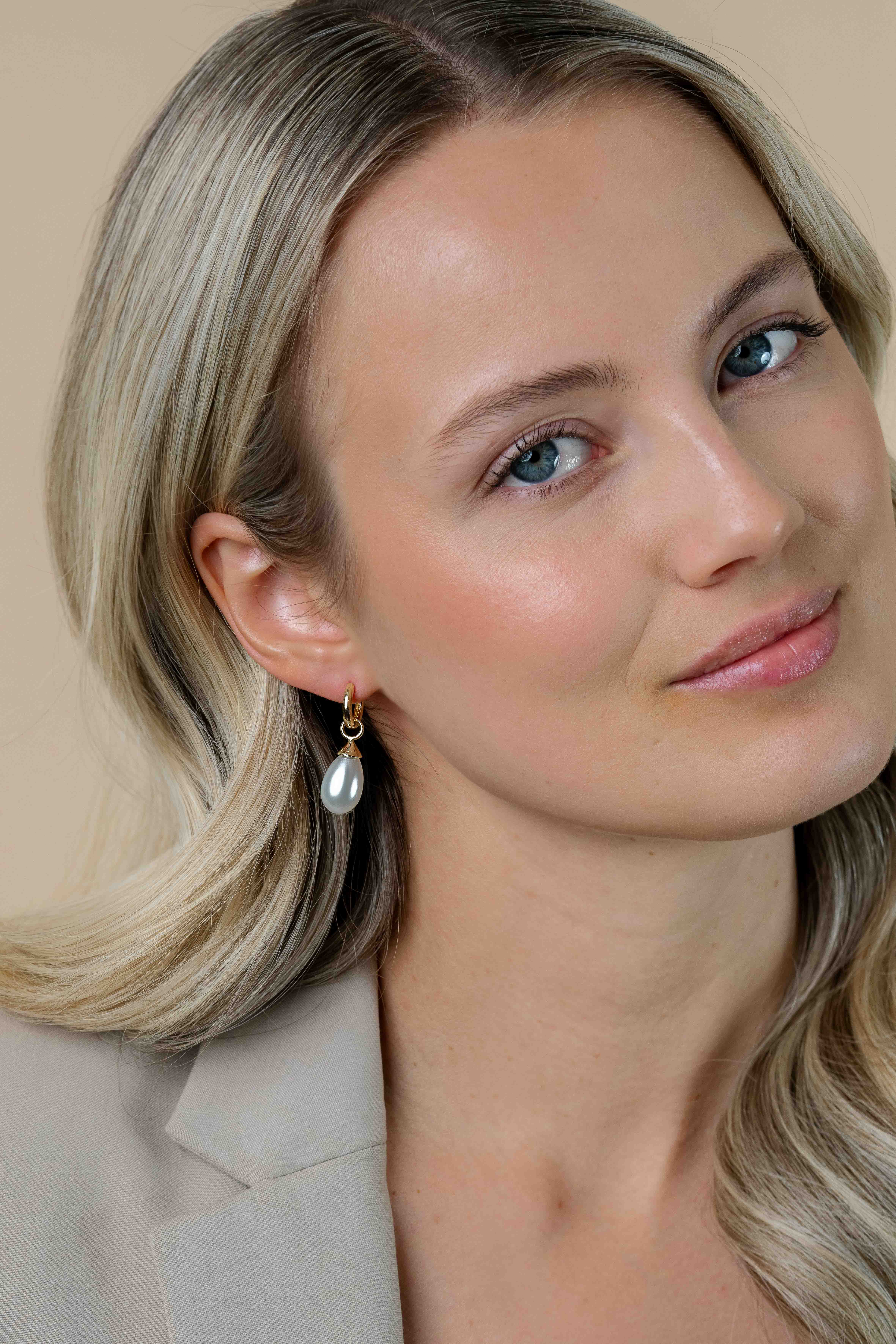 ZINZI zlv. creoolhangers druppel wit geel verguld