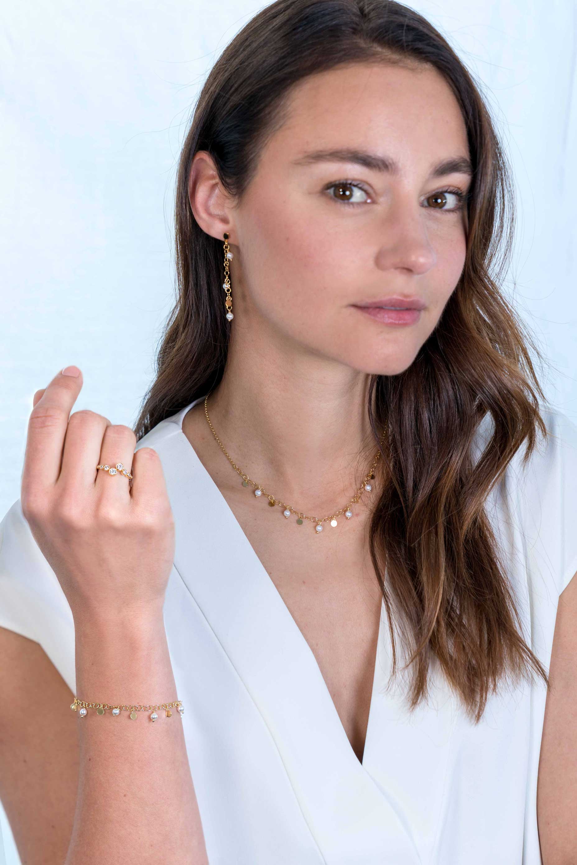 ZINZI silberne Ohrhänger 50mm 14K gelb vergoldet runde Plättchen und  weiße Perlen ZIO2186G