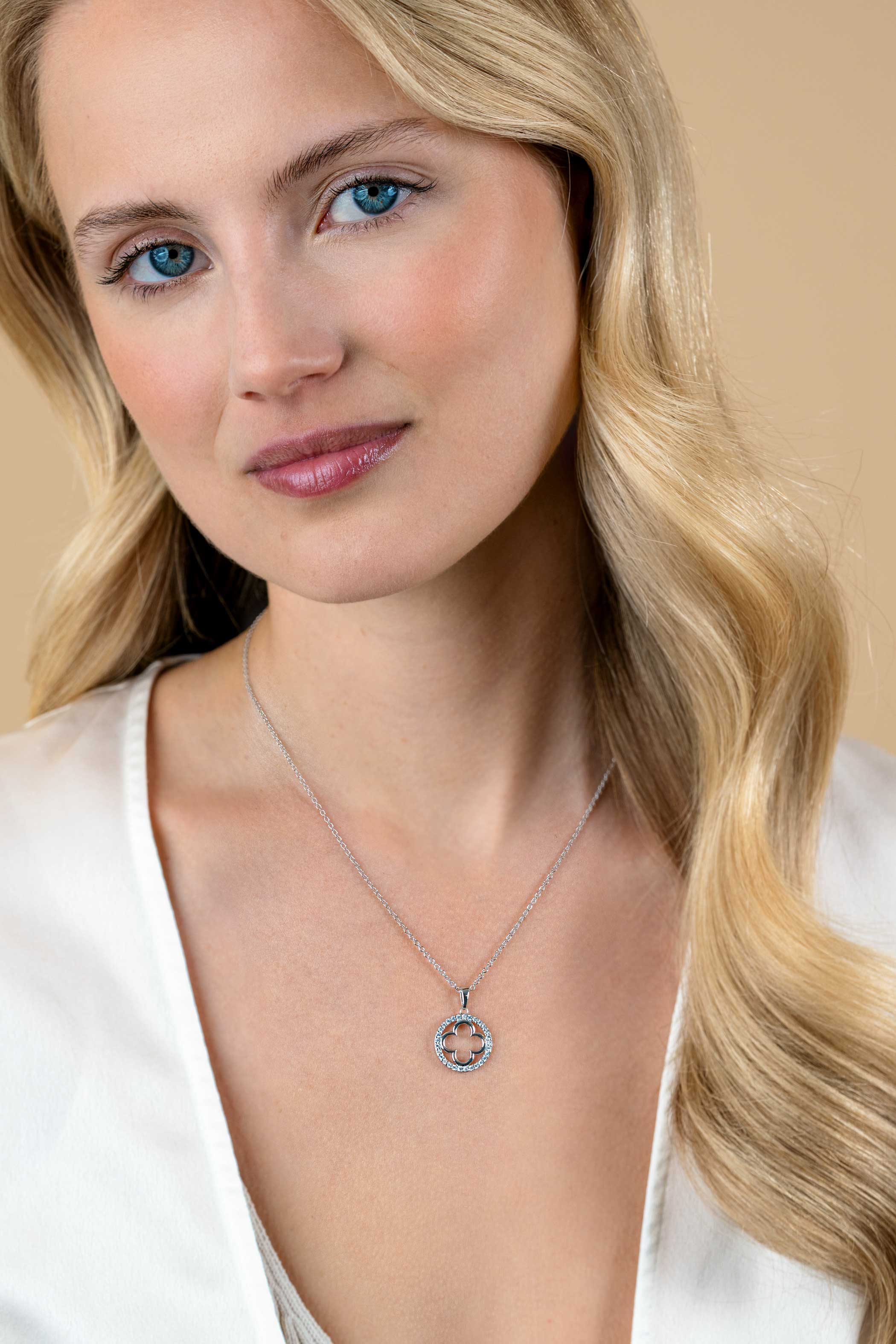 ZINZI Silber Kette mit luxuriösem Kleeblattanhänger (15 mm) rundum besetzt mit weißen Zirkonia, 45-48 cm ZIC2617