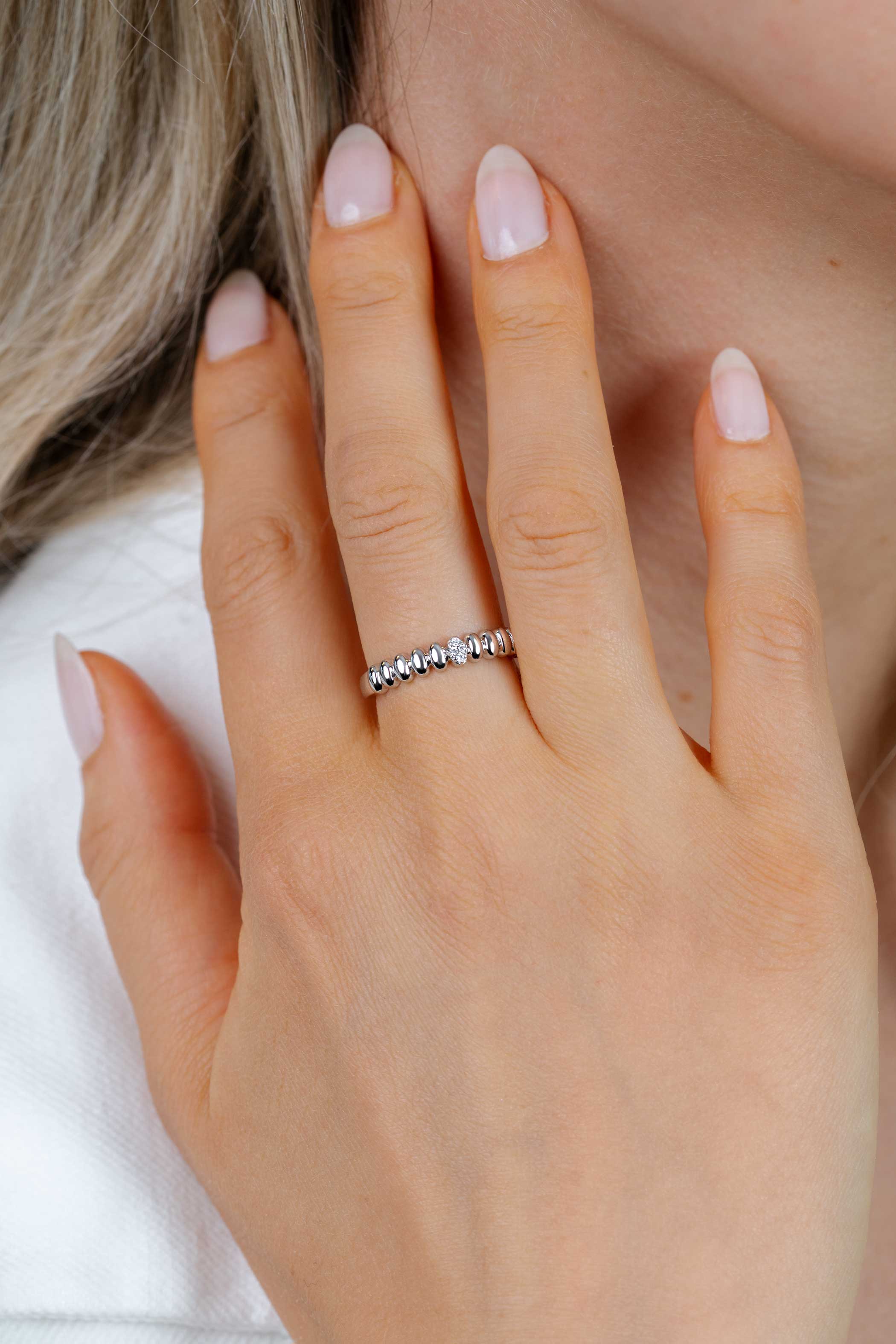 ZINZI zlv. ring ovaaltjes midden bezet met zirc.mt.62