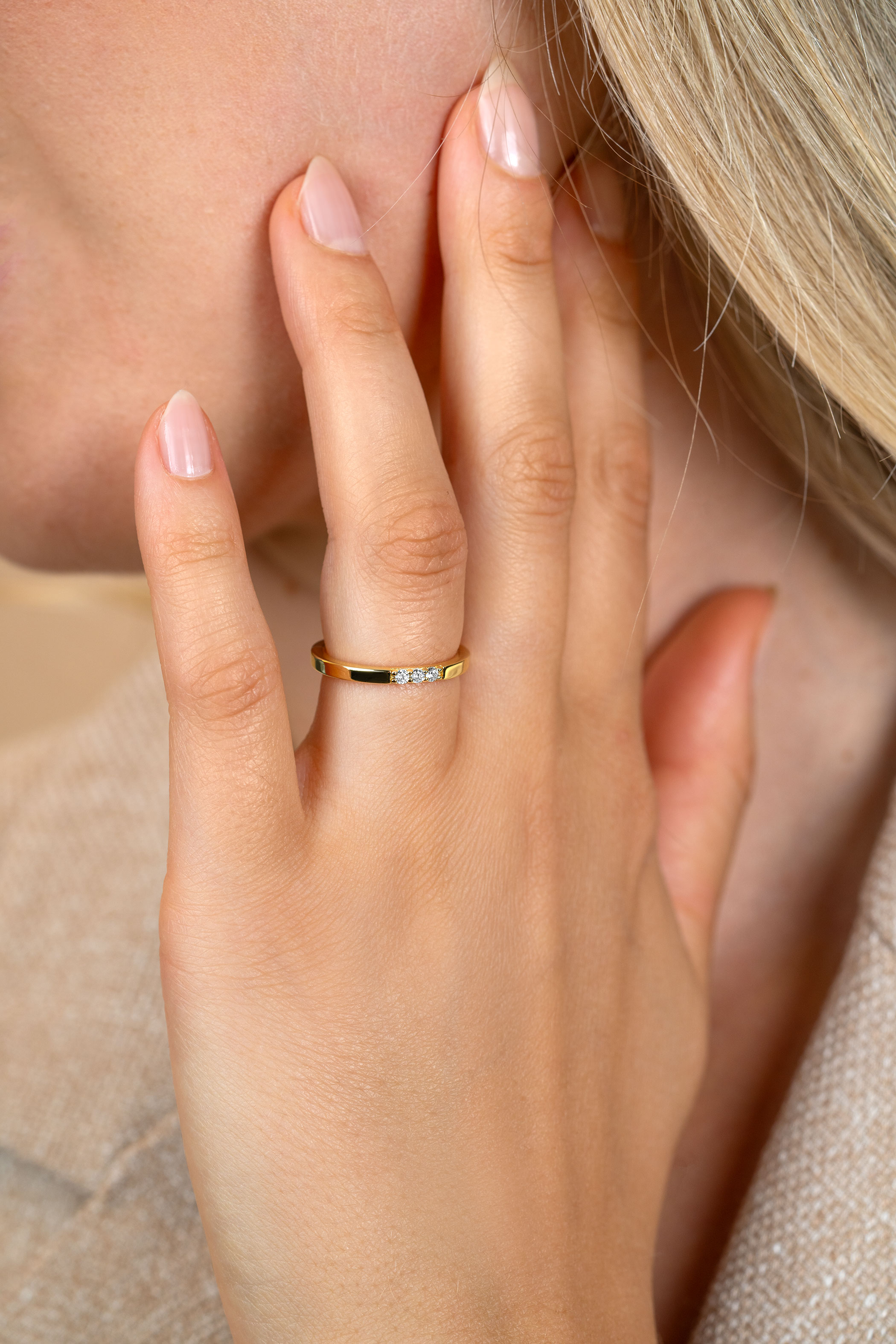 ZINZI silberner glatter Ansteckring gelbvergoldet besetzt mit drei weißen Zirkonias ZIR2130Y