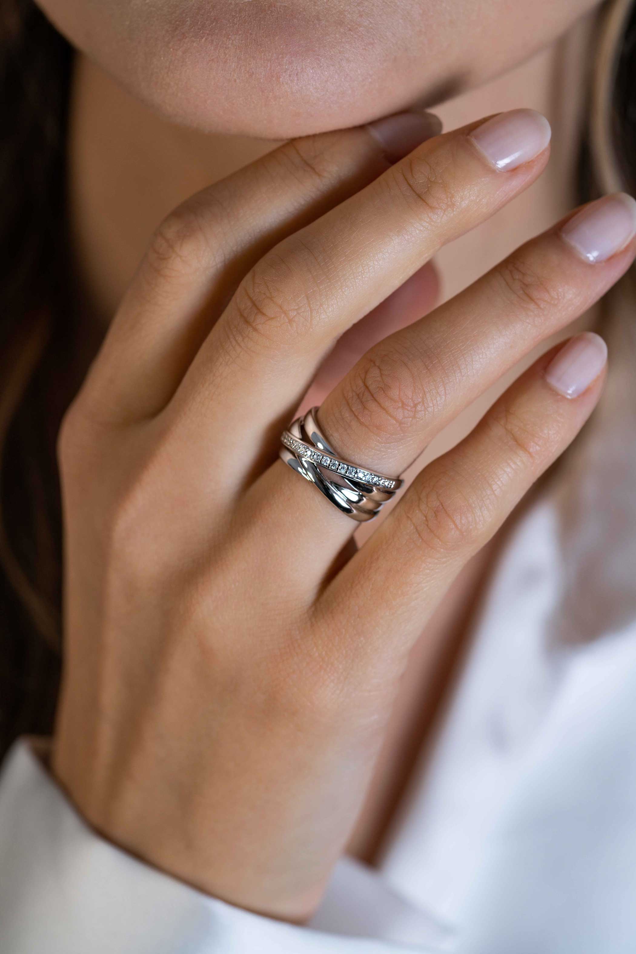 ZINZI silberner breiter cross-over Ring glatt weiß ZIR1790