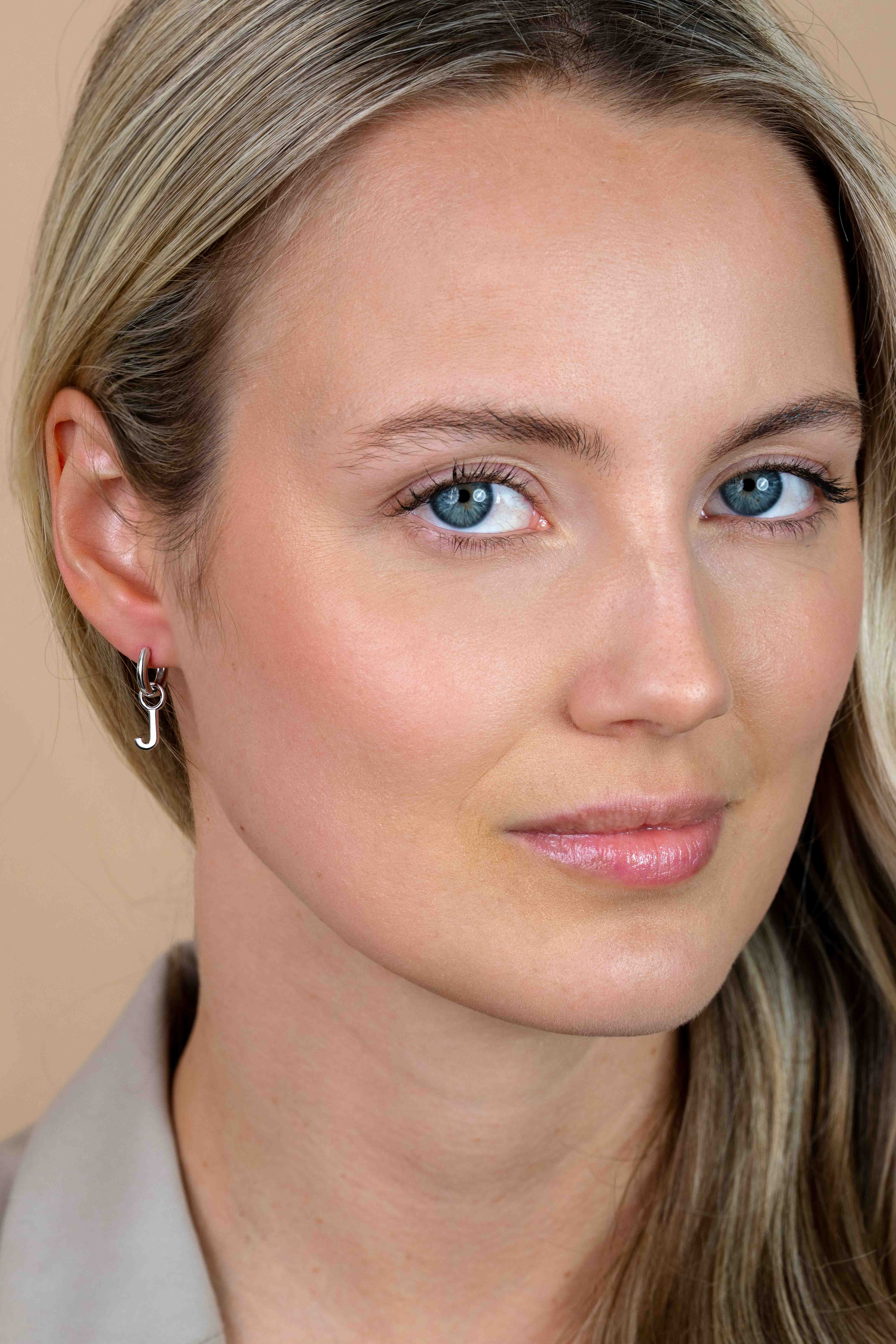 ZINZI silberner Buchstabe Ohranhänger J Preis pro Stück ZICH2144J