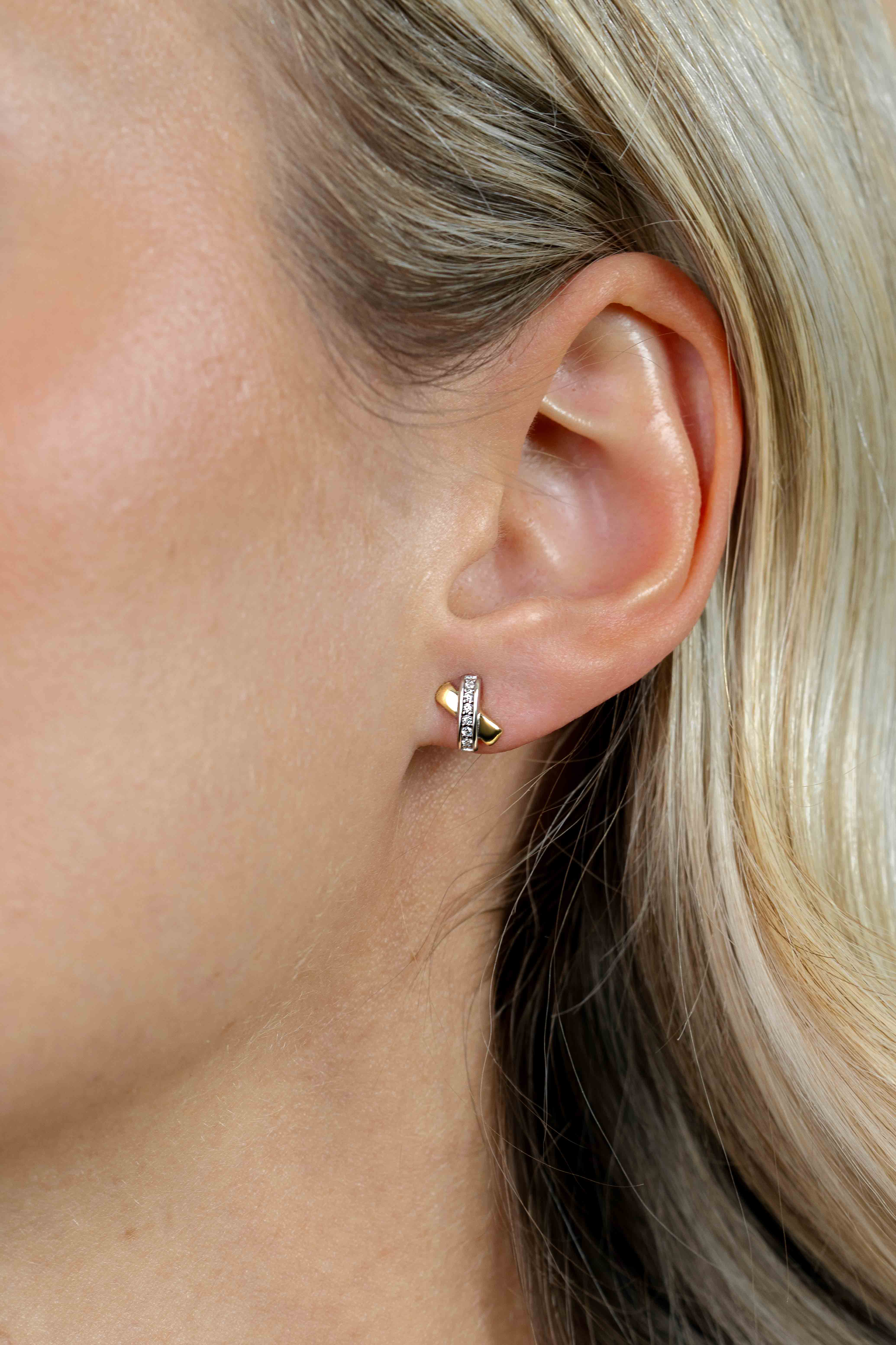 ZINZI silberne Ohrstecker gelbvergoldet überkreuz weiß ZIO1816Y