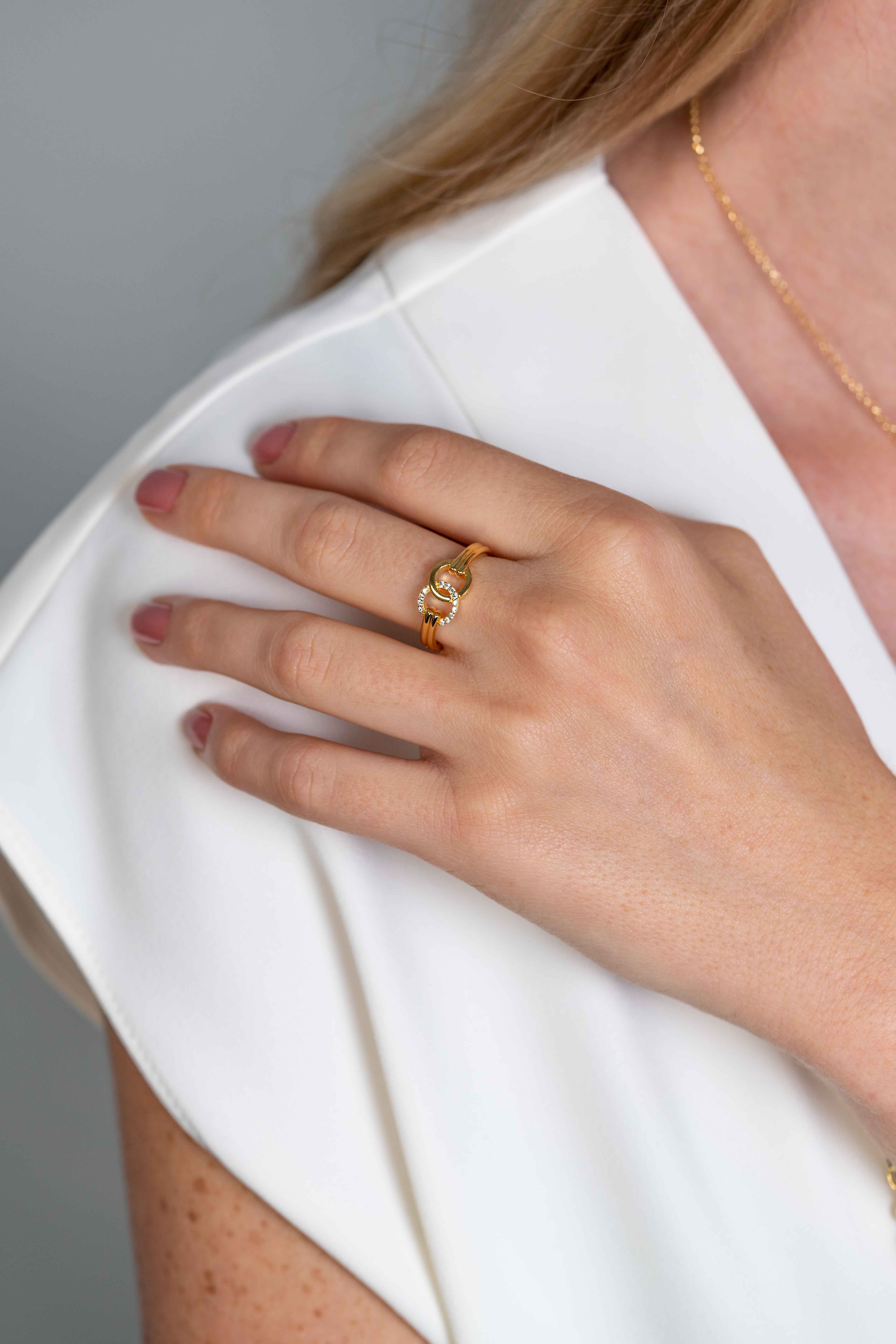 ZINZI silberner Ring in 14K gelbvergoldet, zwei runde Formen miteinander verbunden weiß ZIR2266Y
