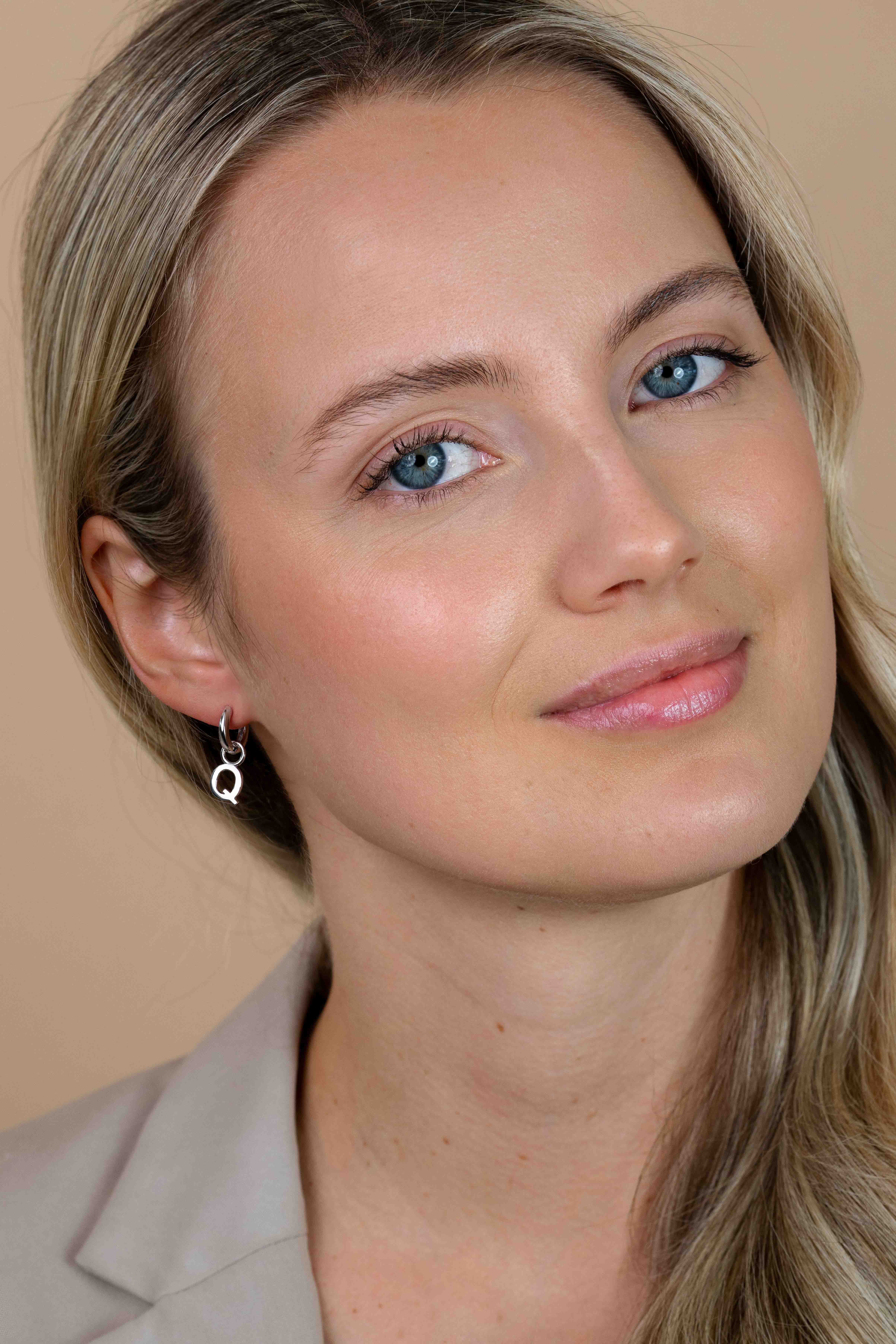 ZINZI silberner Buchstabe Ohranhänger Q Preis pro Stück ZICH2144Q