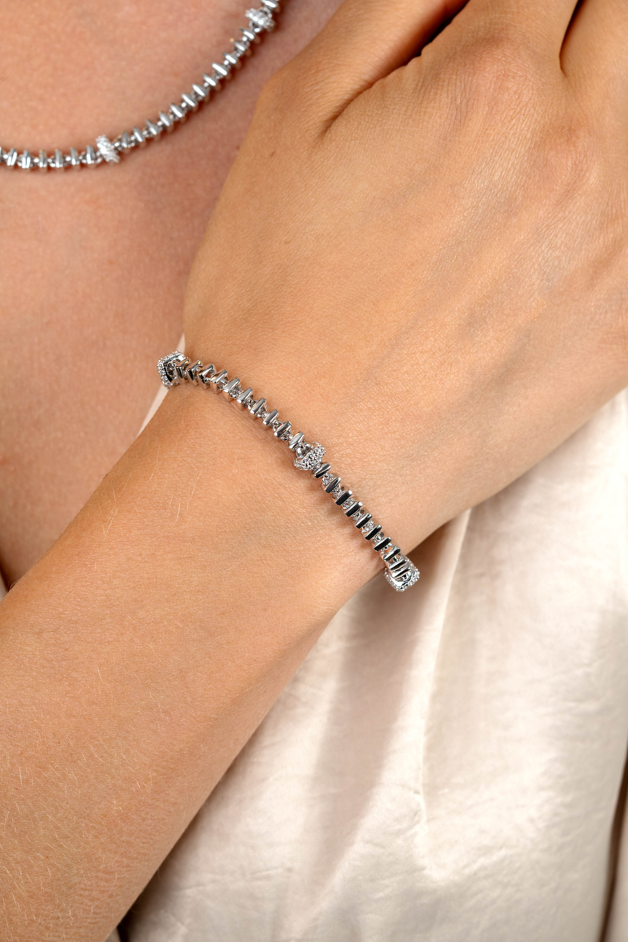 ZINZI Silberarmband mit quadratischen Gliedern, 6 mm breit, abwechselnd mit weißen Zirkonias besetzt, 19 cm ZIA2678