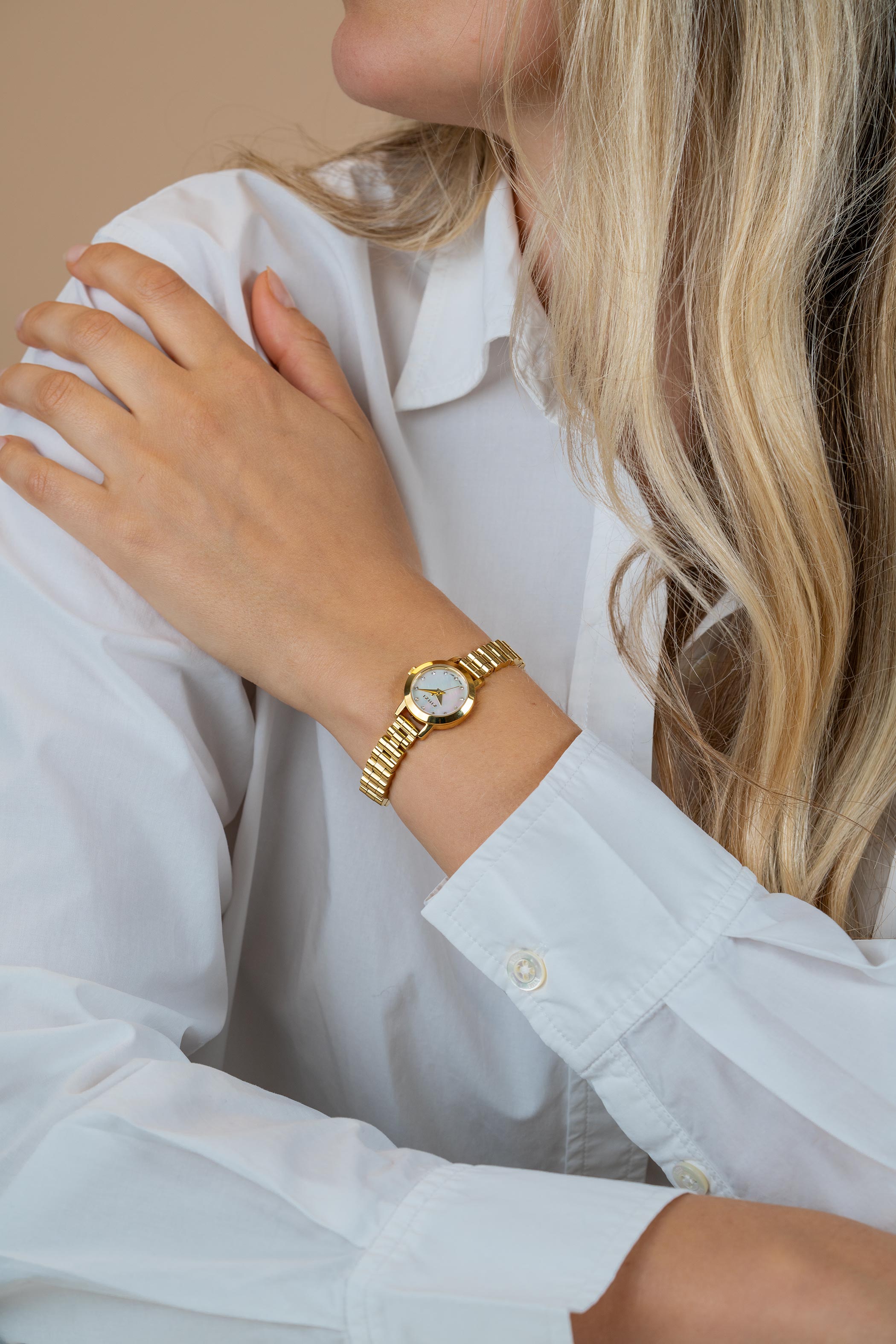 ZINZI Etoile Nuit Uhr 20 mm weißes Perlmutt-Zifferblatt Gelbgoldfarbige Stahlgehäuse und Armband ZIW3134