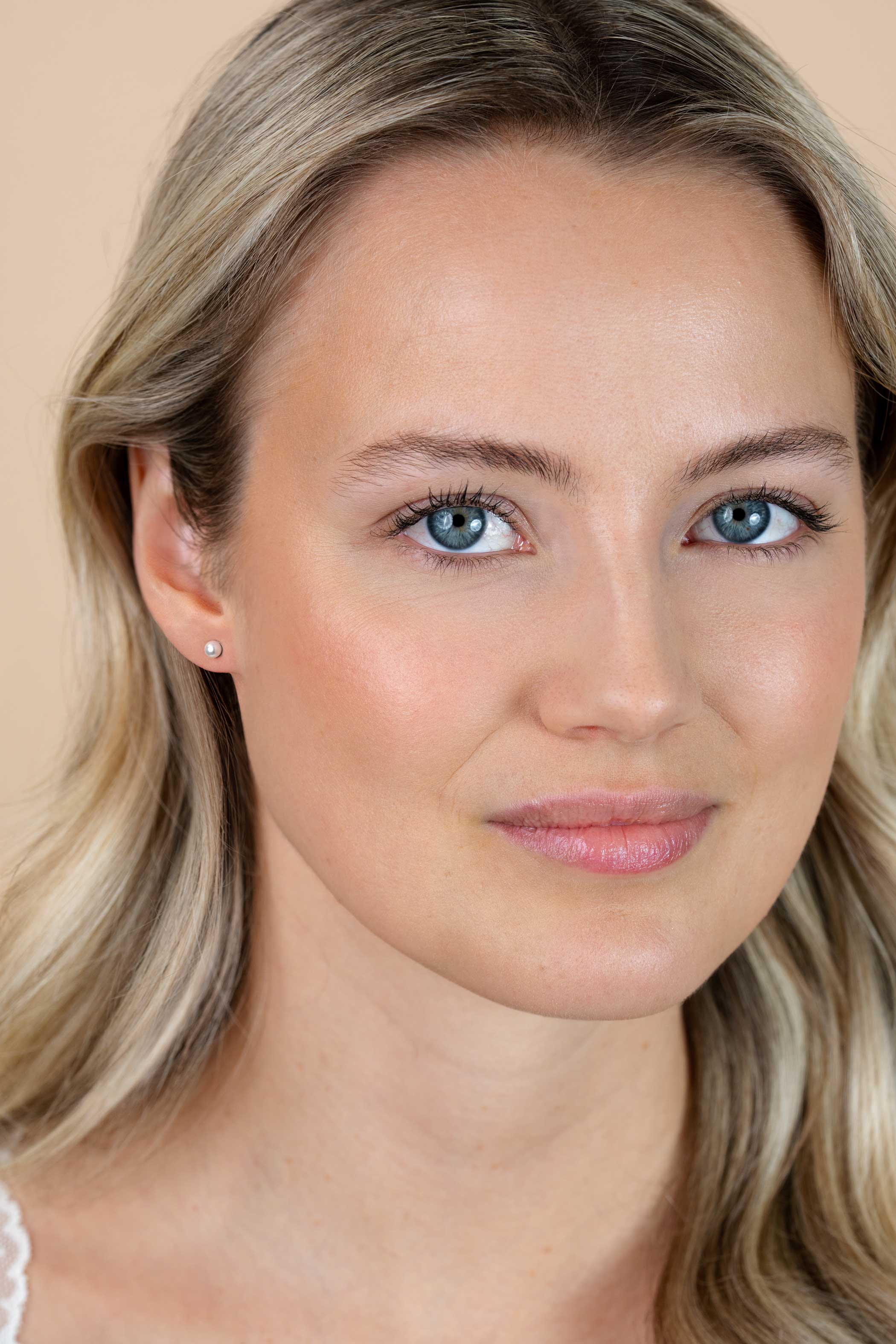 ZINZI silberne Ohrstecker 4mm weiß Perle ZIO1318