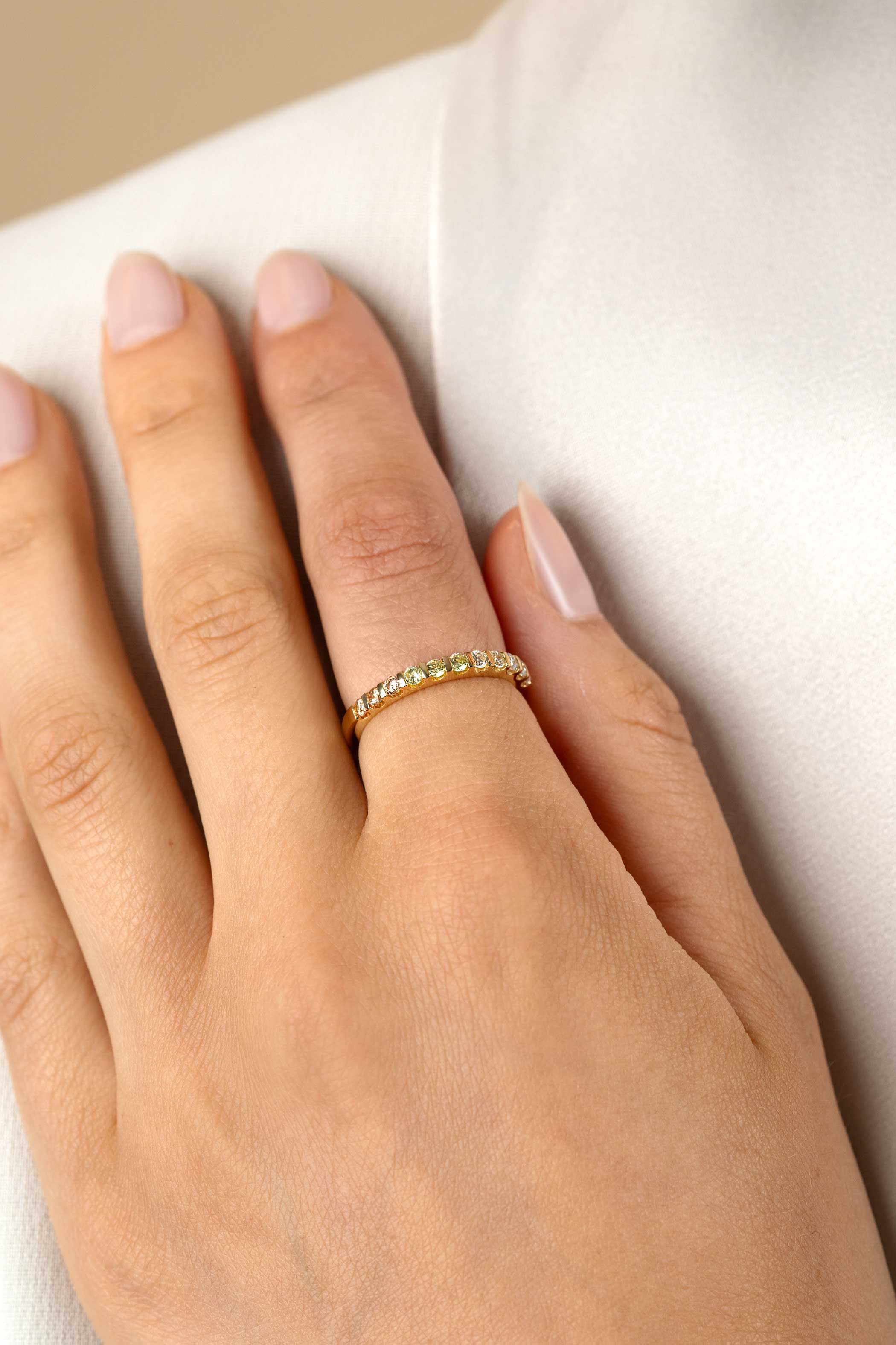 ZINZI vergoldeter Silber-Schmuckring 2mm breit besetzt mit Champagner, Peridot und weißen Zirkonia ZIR2612