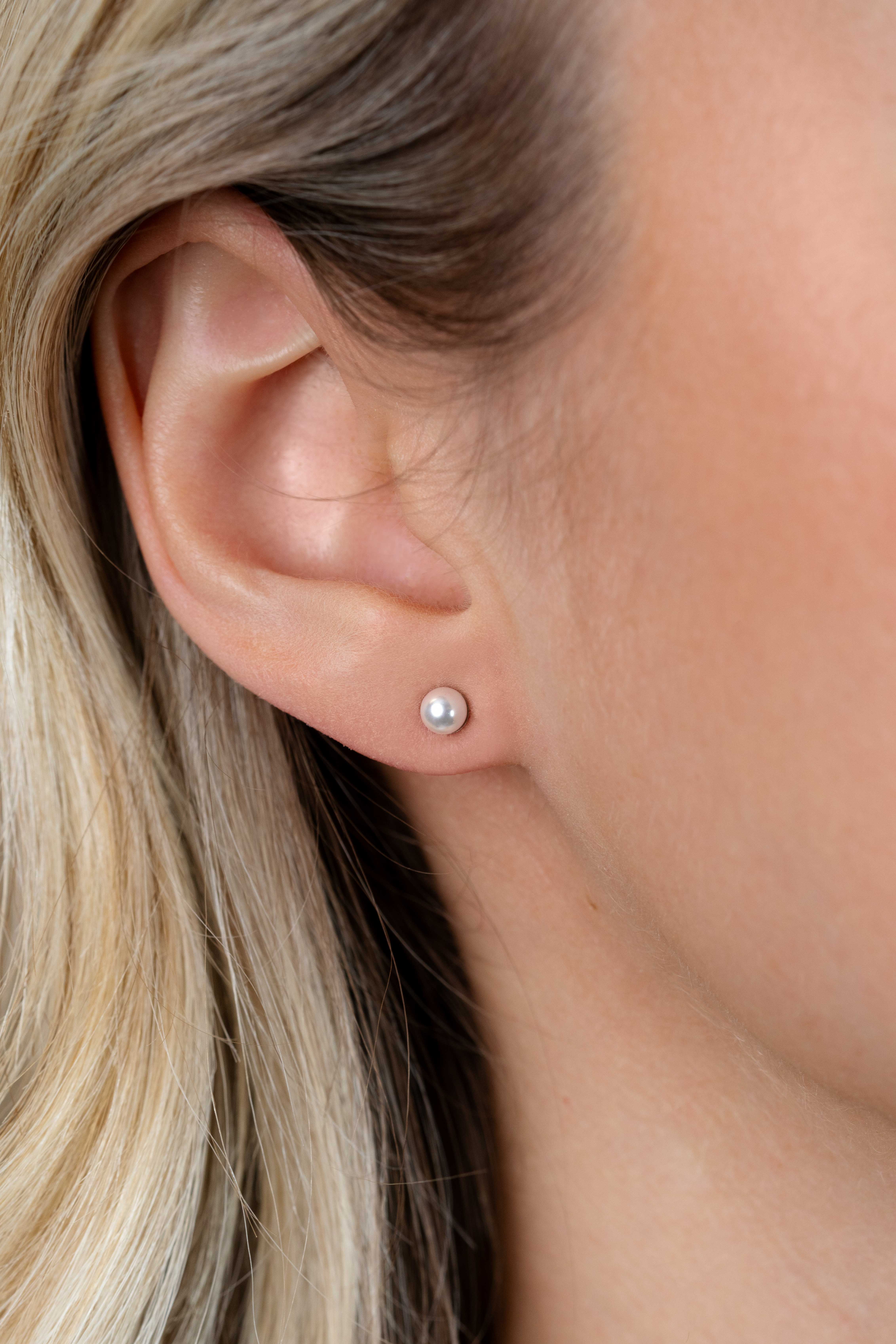 ZINZI silberne Ohrstecker 4mm weiß Perle ZIO1318