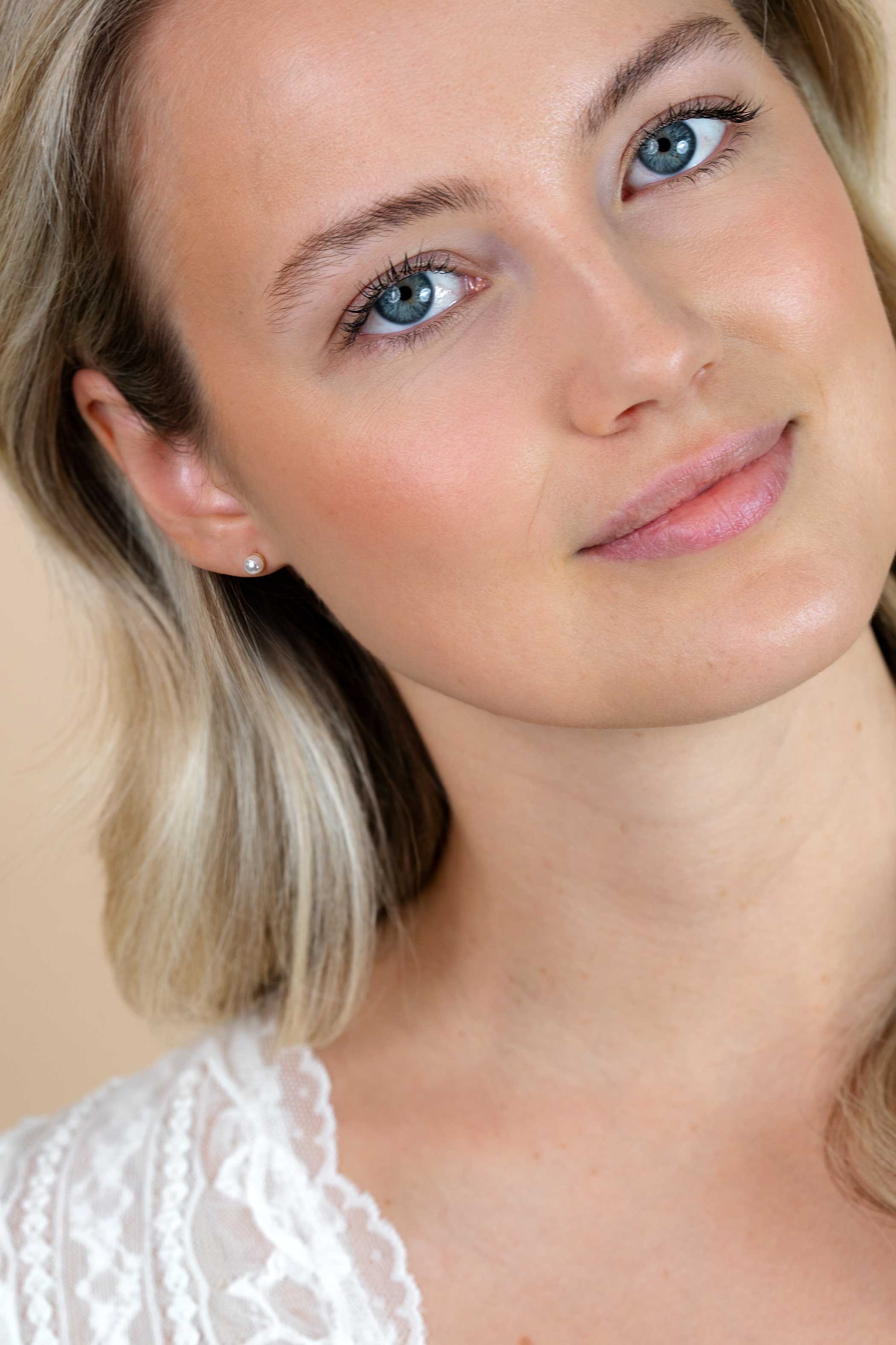 ZINZI silberne gelbvergoldete Ohrstecker 4mm weiß Perle ZIO1318Y