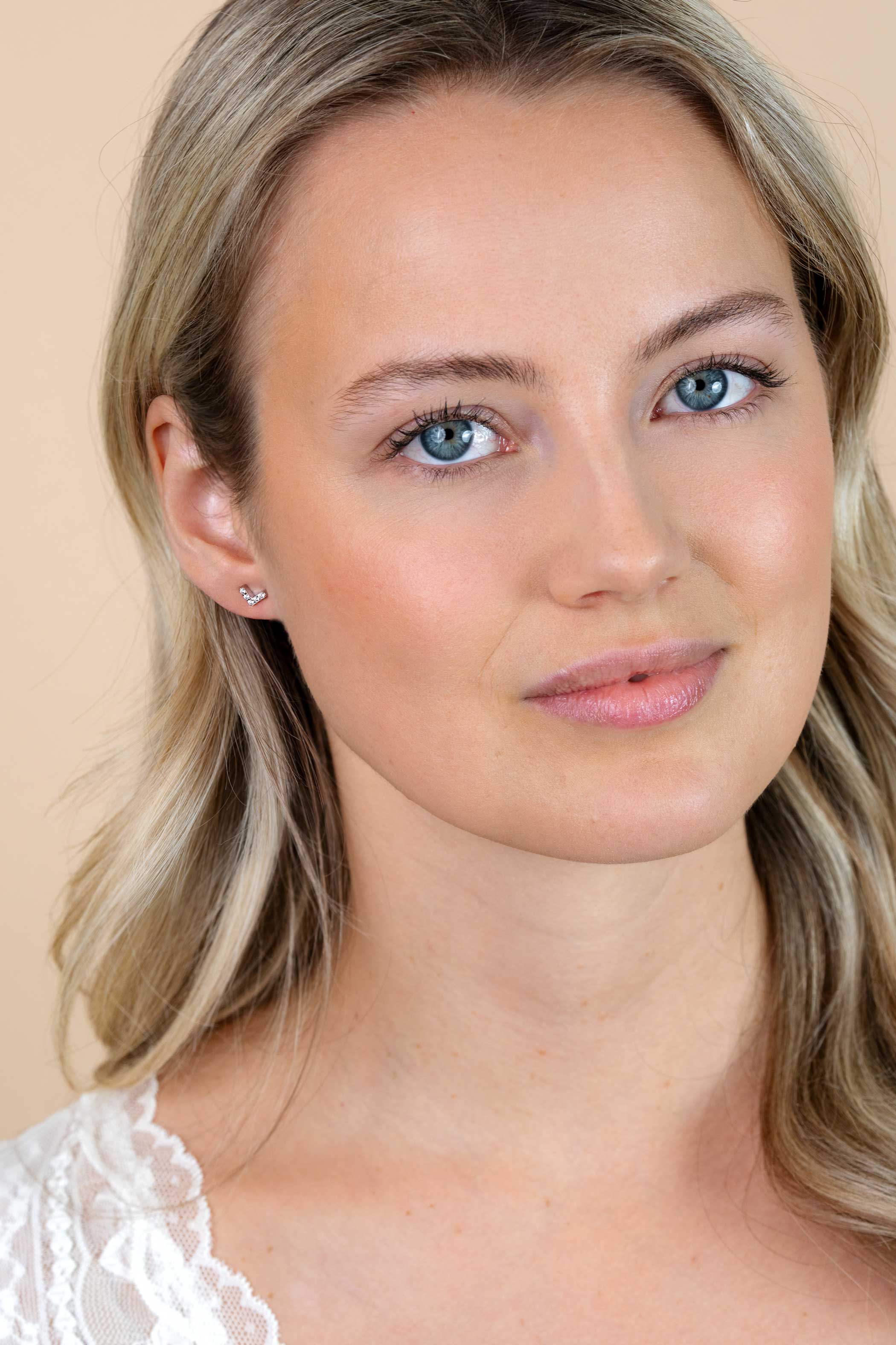 "ZINZI silberne Ohrstecker V-Form  weiß 7mm ZIO1380Z"