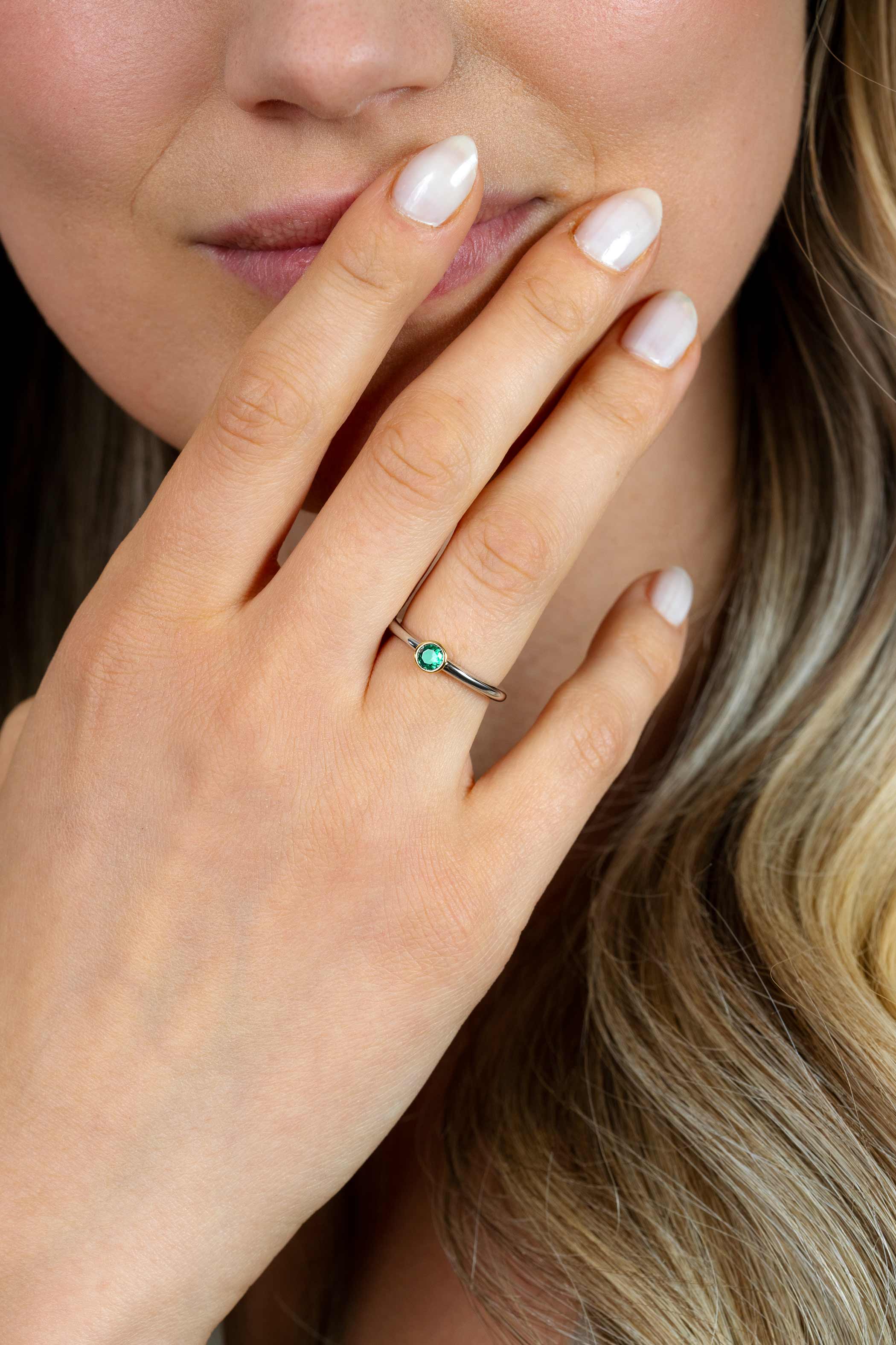 ZINZI Silberring bicolor glatt rund mit grünen Zirkonia ZIR1177G