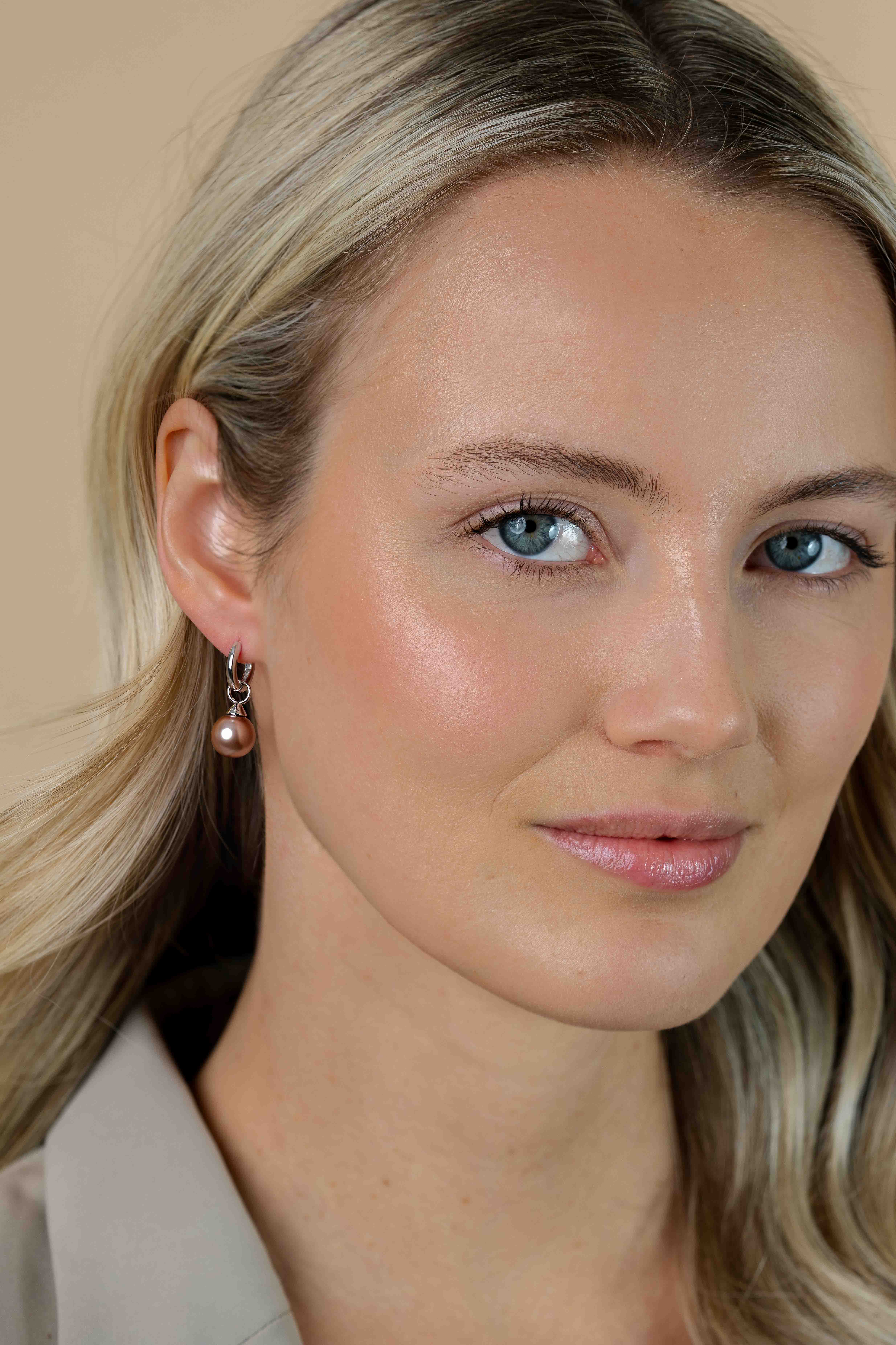 ZINZI silberne Ohrhänger Perle rund champagner 10mm ZICH266C