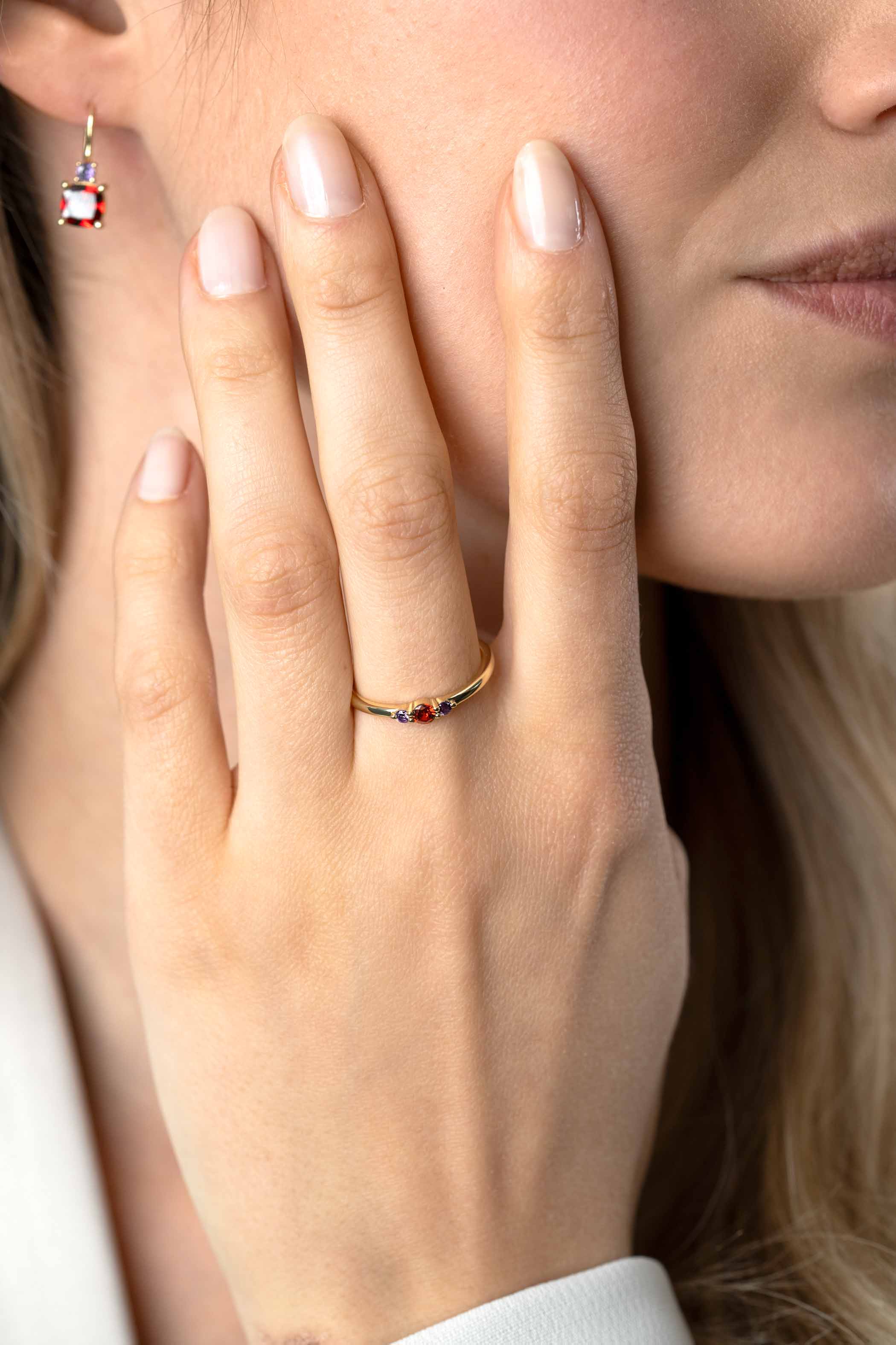 ZINZI zlv. ring met rood en paarse zirc.mt.60