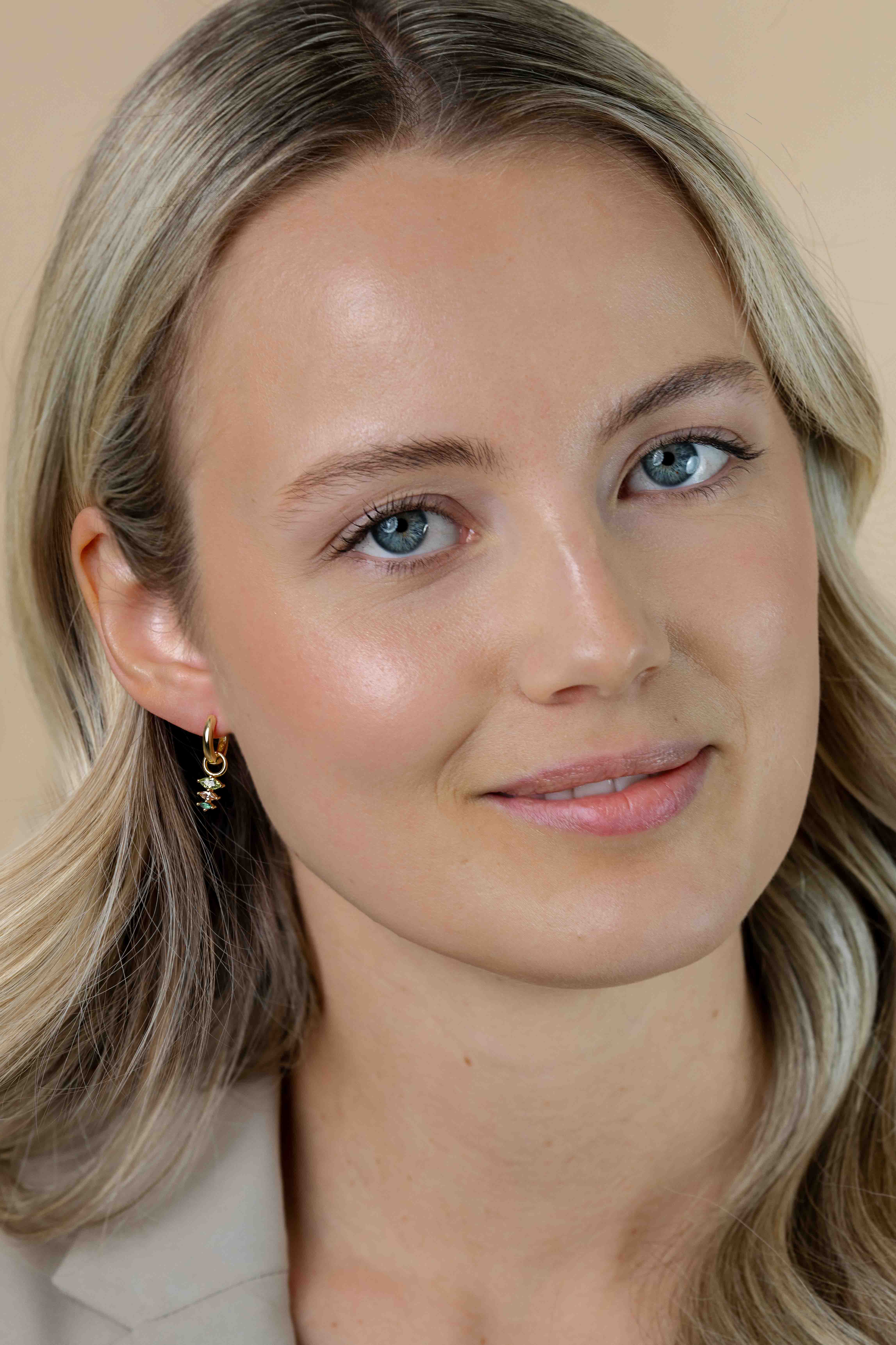 13mm ZINZI vergoldete Silber-Ohrhänger mit drei tropfenförmigen Fassungen in abnehmender Größe, besetzt mit Peridot, Champagner und dunkelgrünen Steinen ZICH2631GC (ohne Ohrringe)