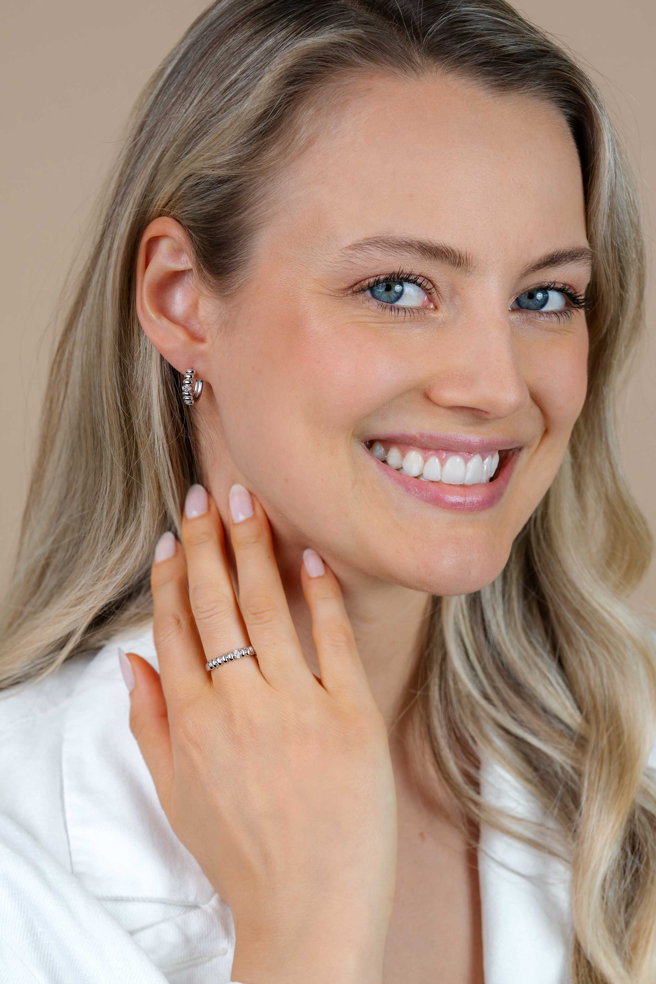 ZINZI zlv. ring ovaaltjes midden bezet met zirc.mt.62