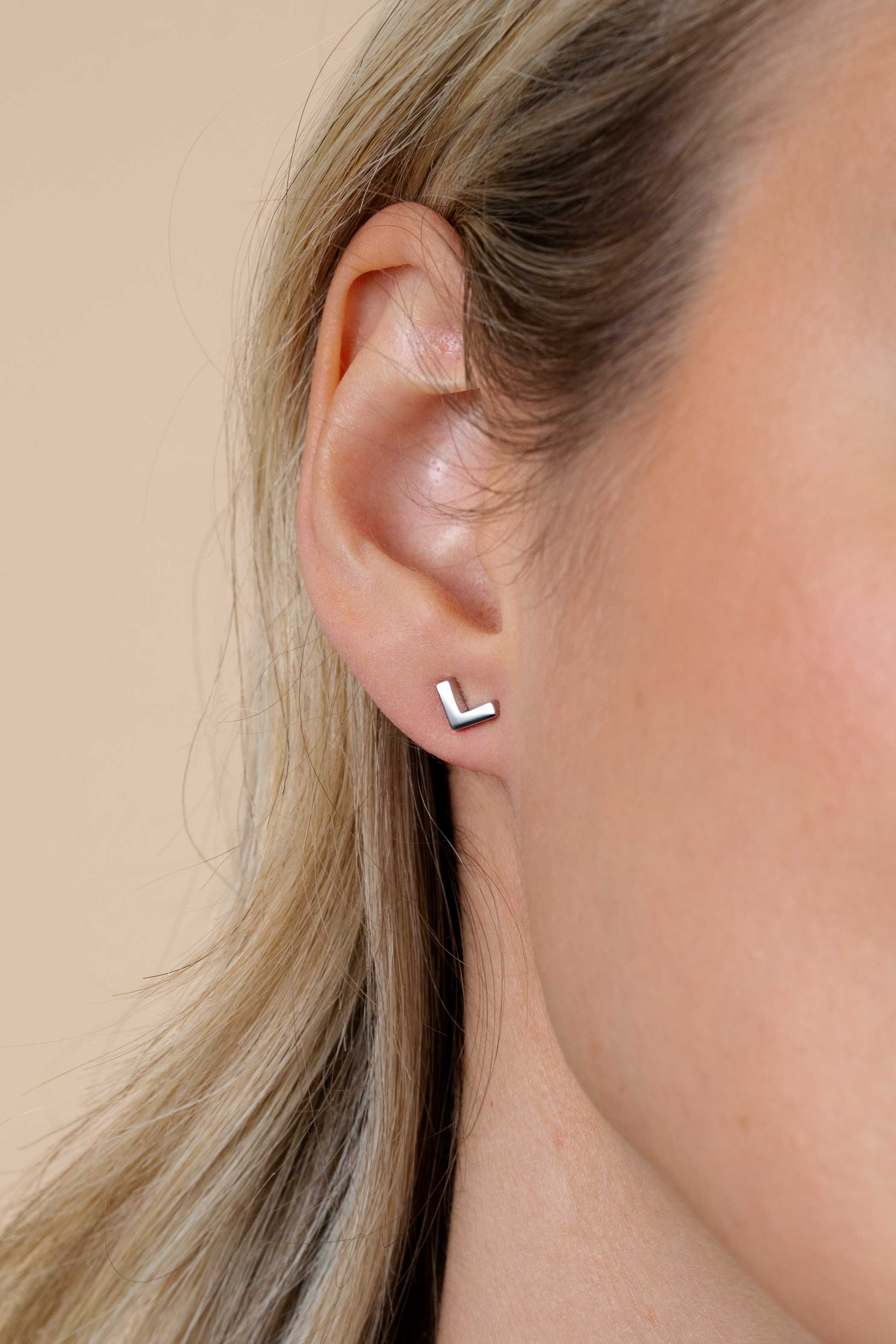 ZINZI silberne Ohrstecker glatt V-Form 7mm ZIO1380