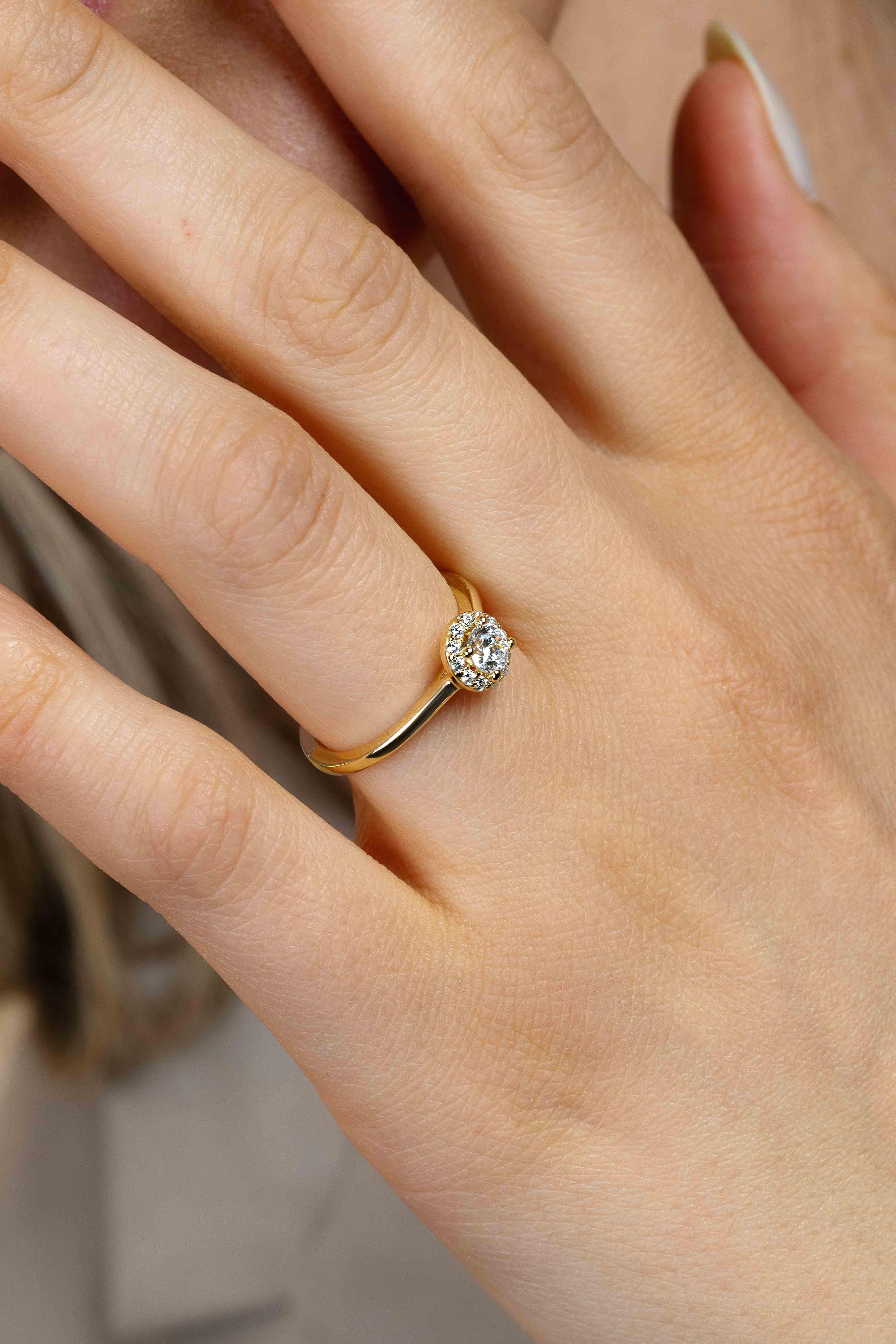 ZINZI Goldplattierter Silberner Entourage-Verlobungsring besetzt met weißen Zirkonias und einem kleinen Herz an der Seite ZIR2697Y