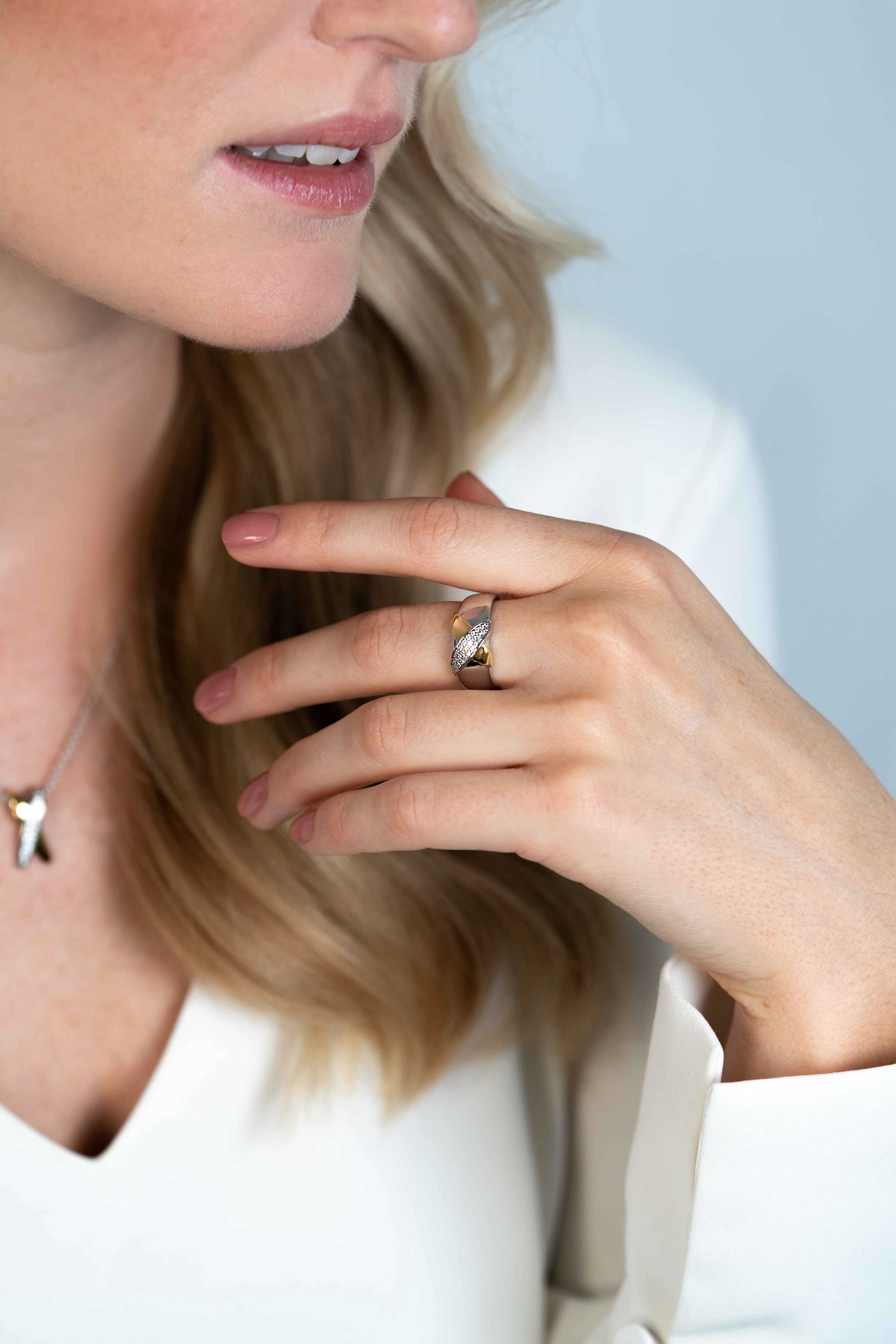 ZINZI Silberner bicolor Ring cross-over besetzt mit weißen Zirkonia ZIR2240