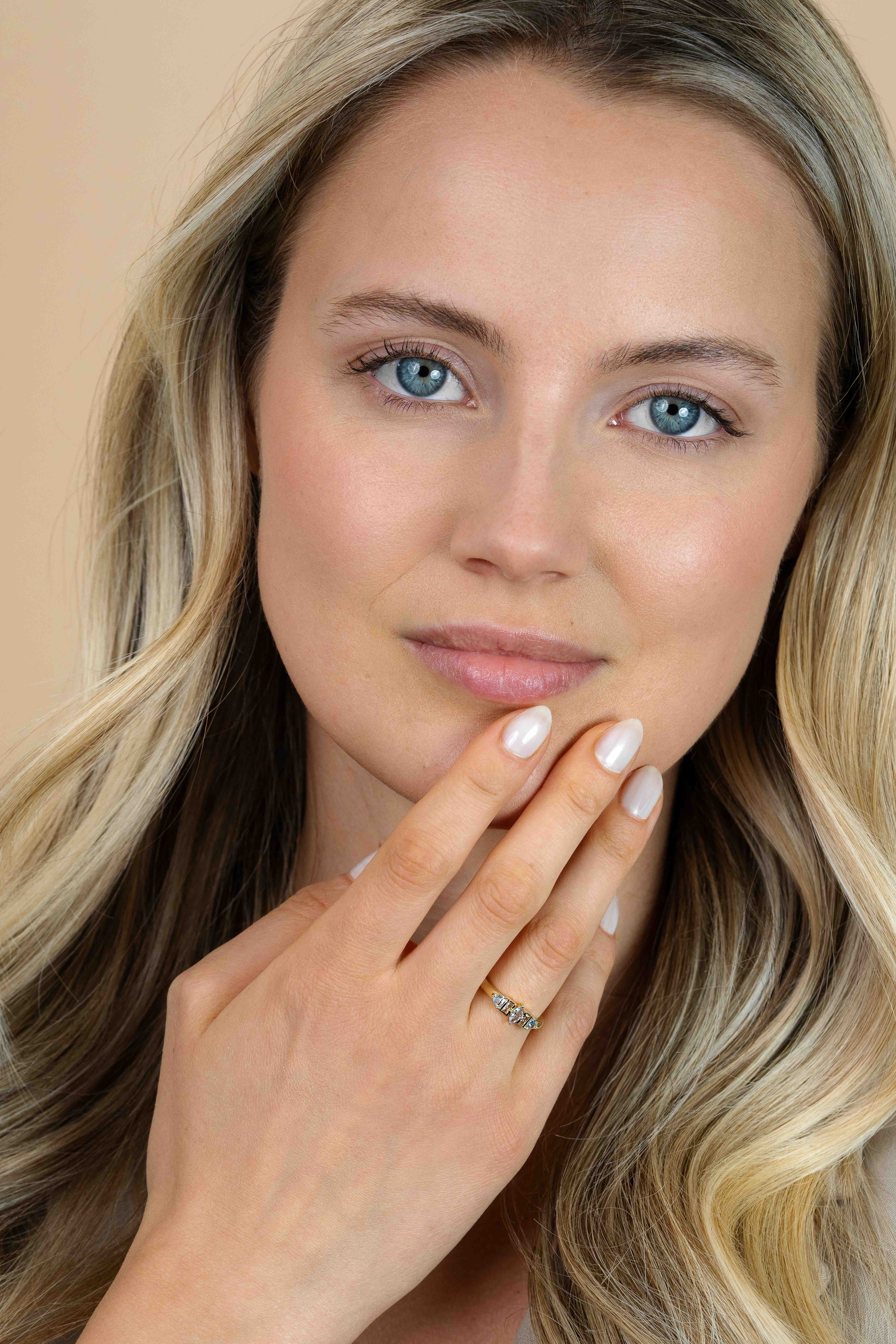 ZINZI vergoldeter Silberring mit Fassungen in Tropfen-, Rechteck- und Dreiecksform, besetzt mit hellblauen und Champagnerfarbsteinen ZIR2630B