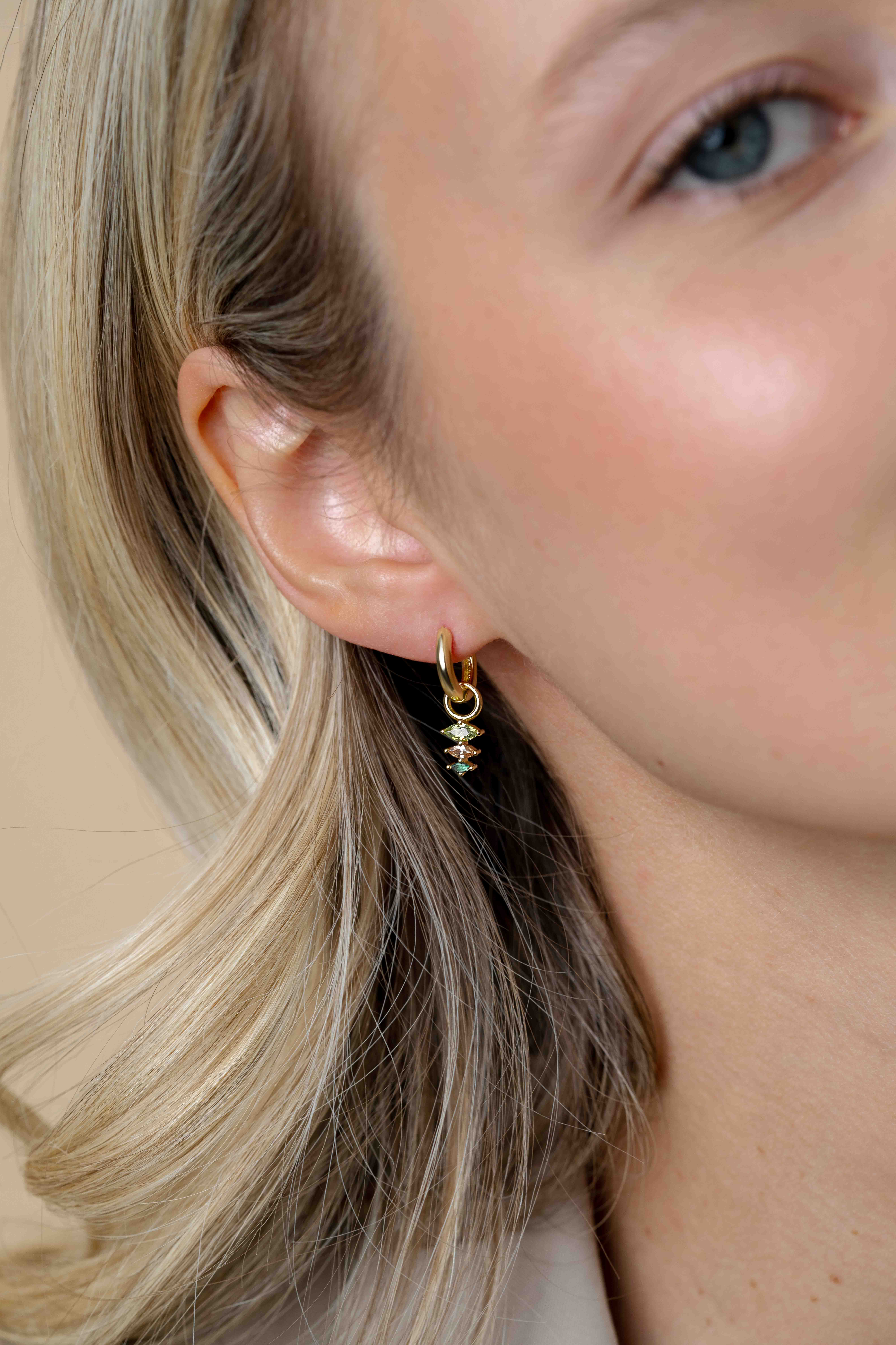 13mm ZINZI vergoldete Silber-Ohrhänger mit drei tropfenförmigen Fassungen in abnehmender Größe, besetzt mit Peridot, Champagner und dunkelgrünen Steinen ZICH2631GC (ohne Ohrringe)