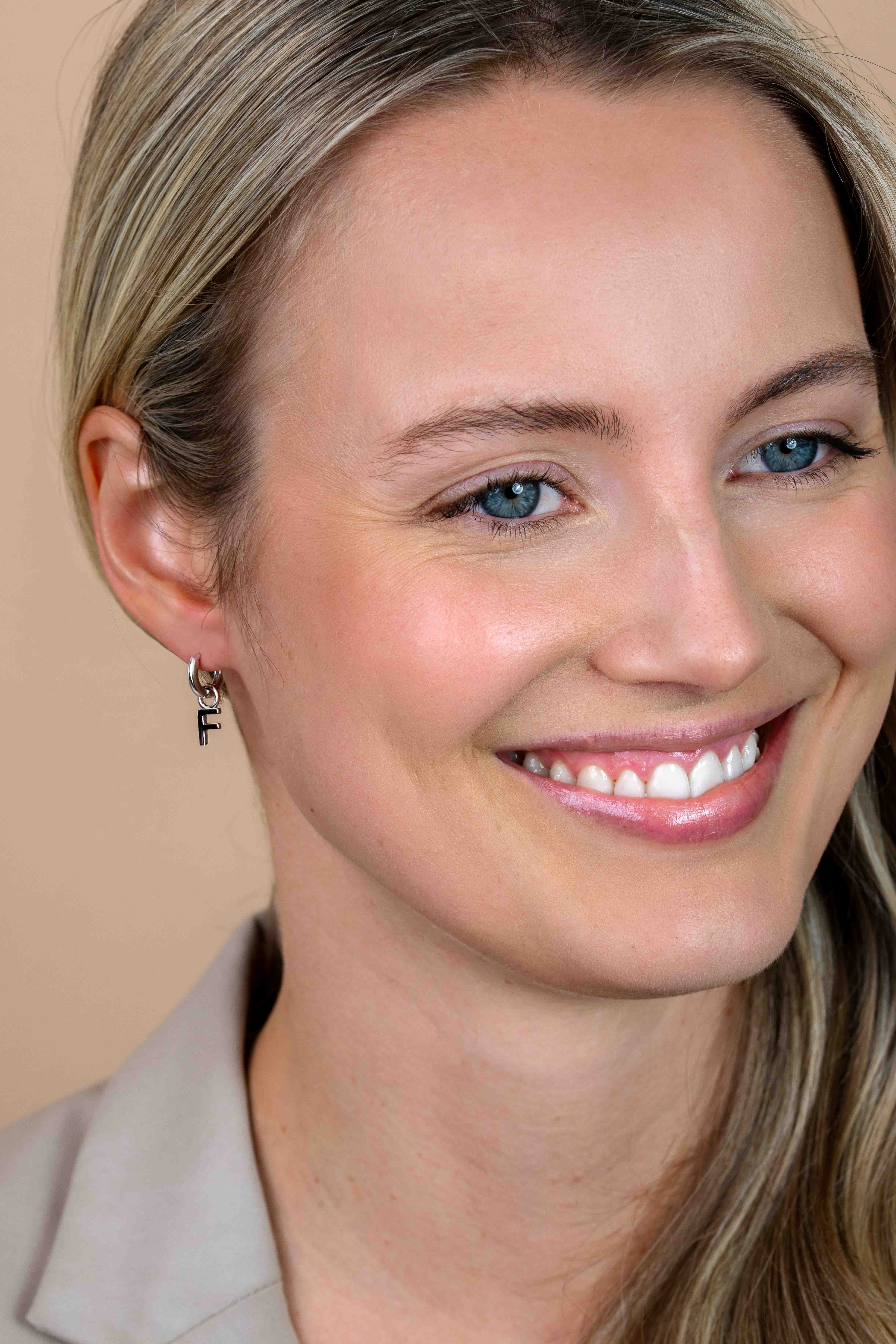 ZINZI silberner Buchstabe Ohranhänger F Preis pro Stück ZICH2144F