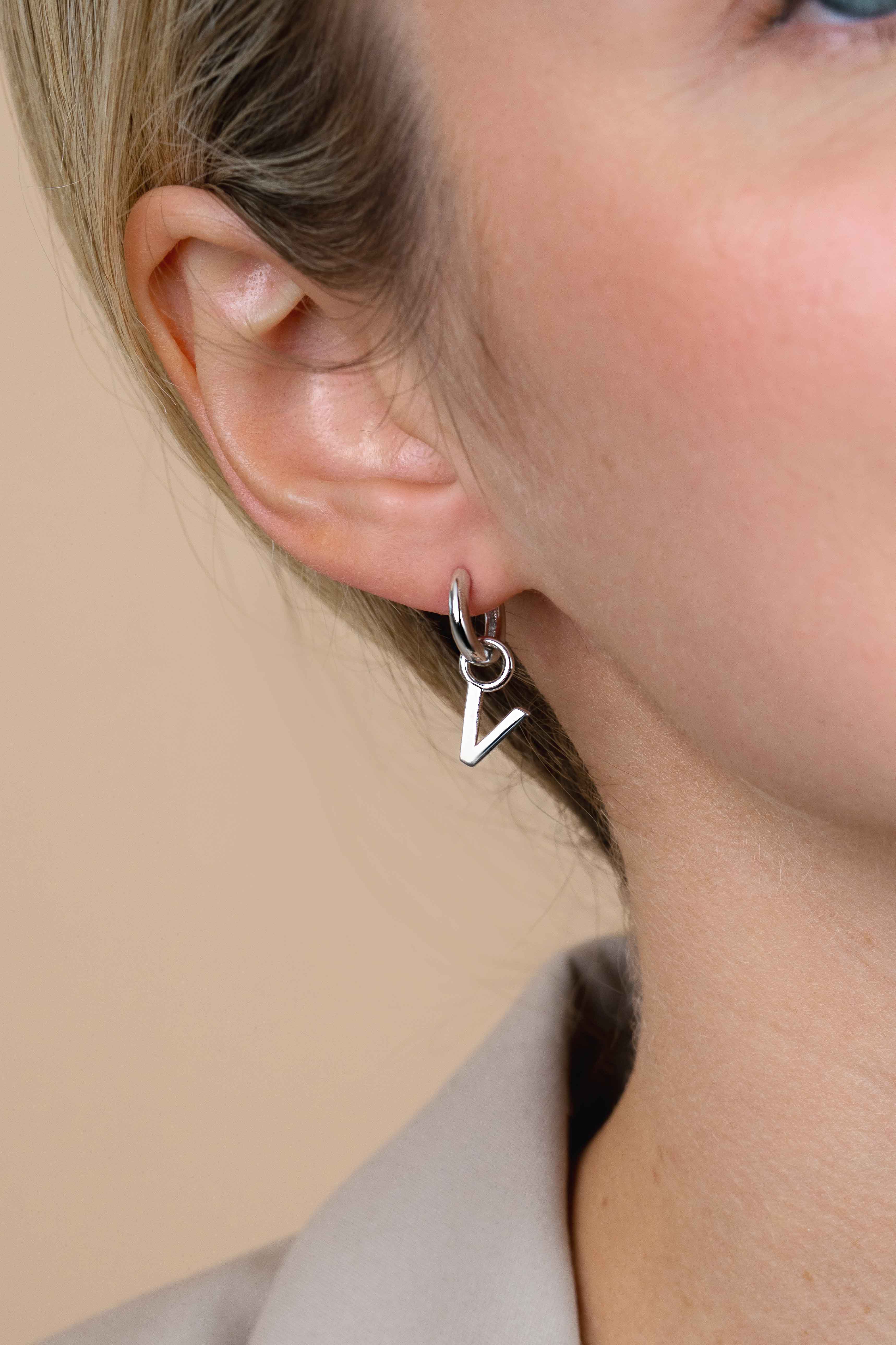 ZINZI silberner Buchstabe Ohranhänger V Preis pro Stück ZICH2144V