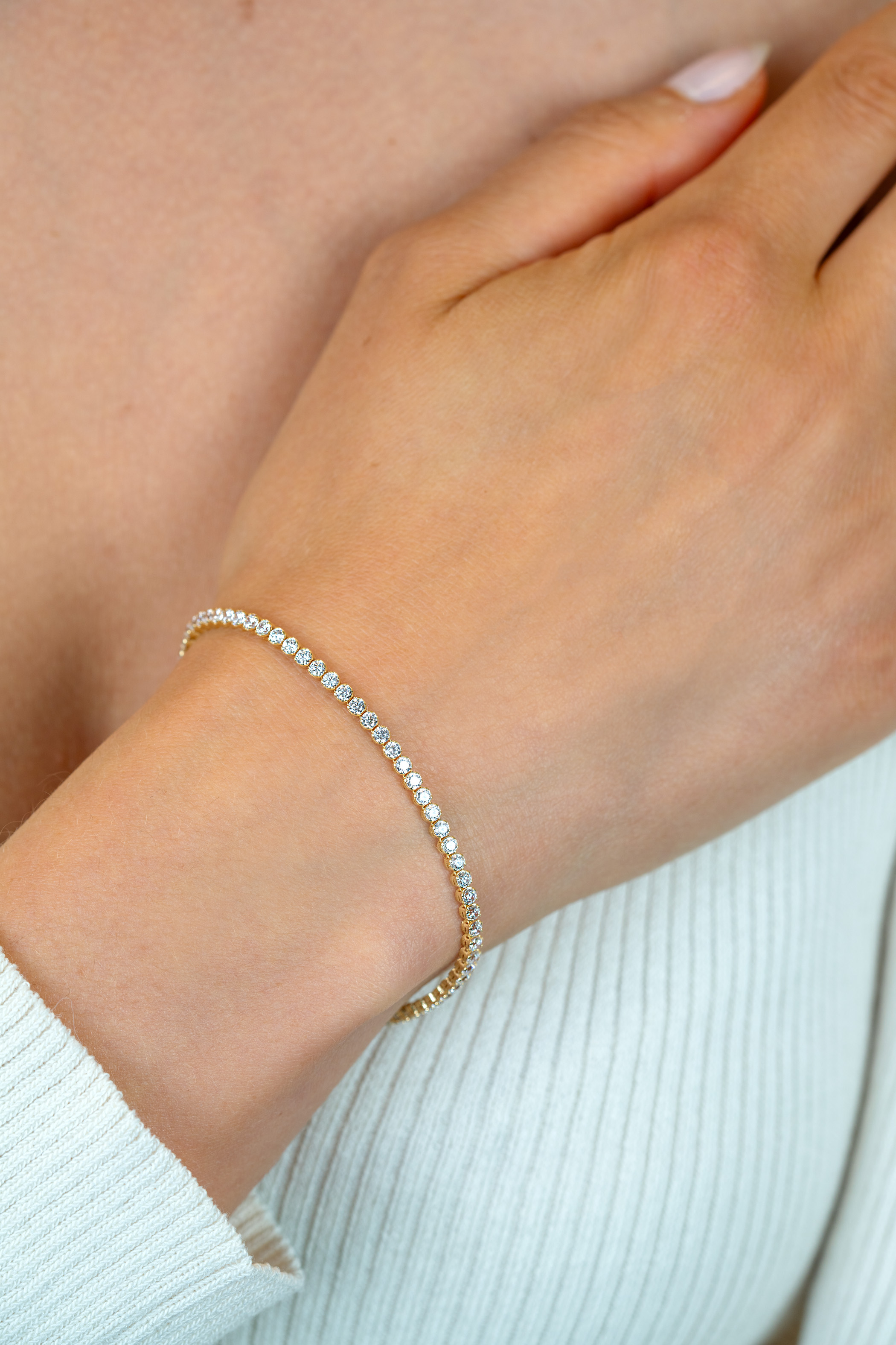 ZINZI vergoldetes Silber Tennisarmband, 2,5 mm breit, besetzt mit weißen Zirkonia in runden Fassungen, 17-20 cm ZIA2590Y