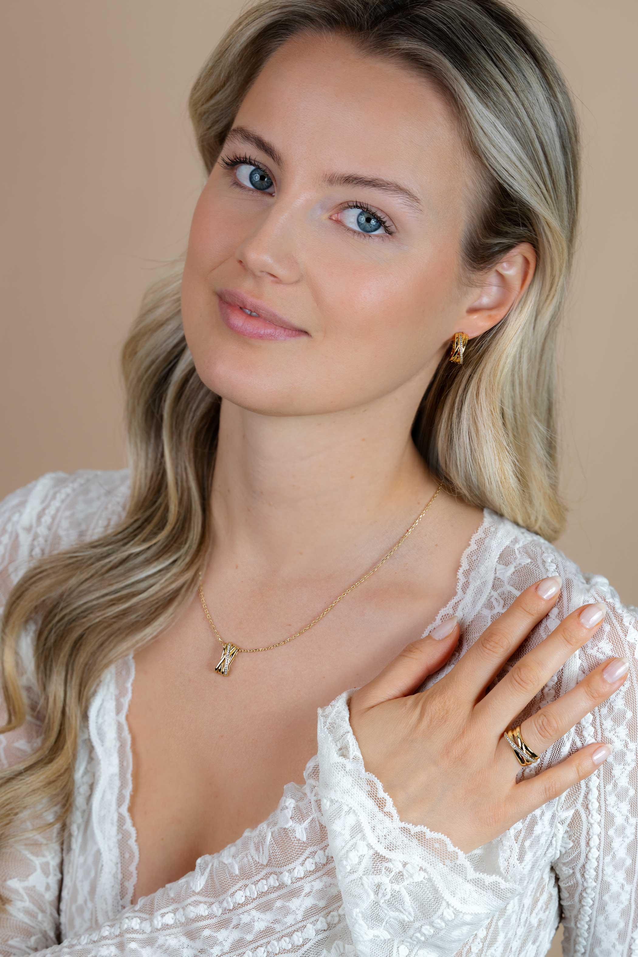 ZINZI zlv. ring geel verg. cross-over 1xrij zirc. mt.62