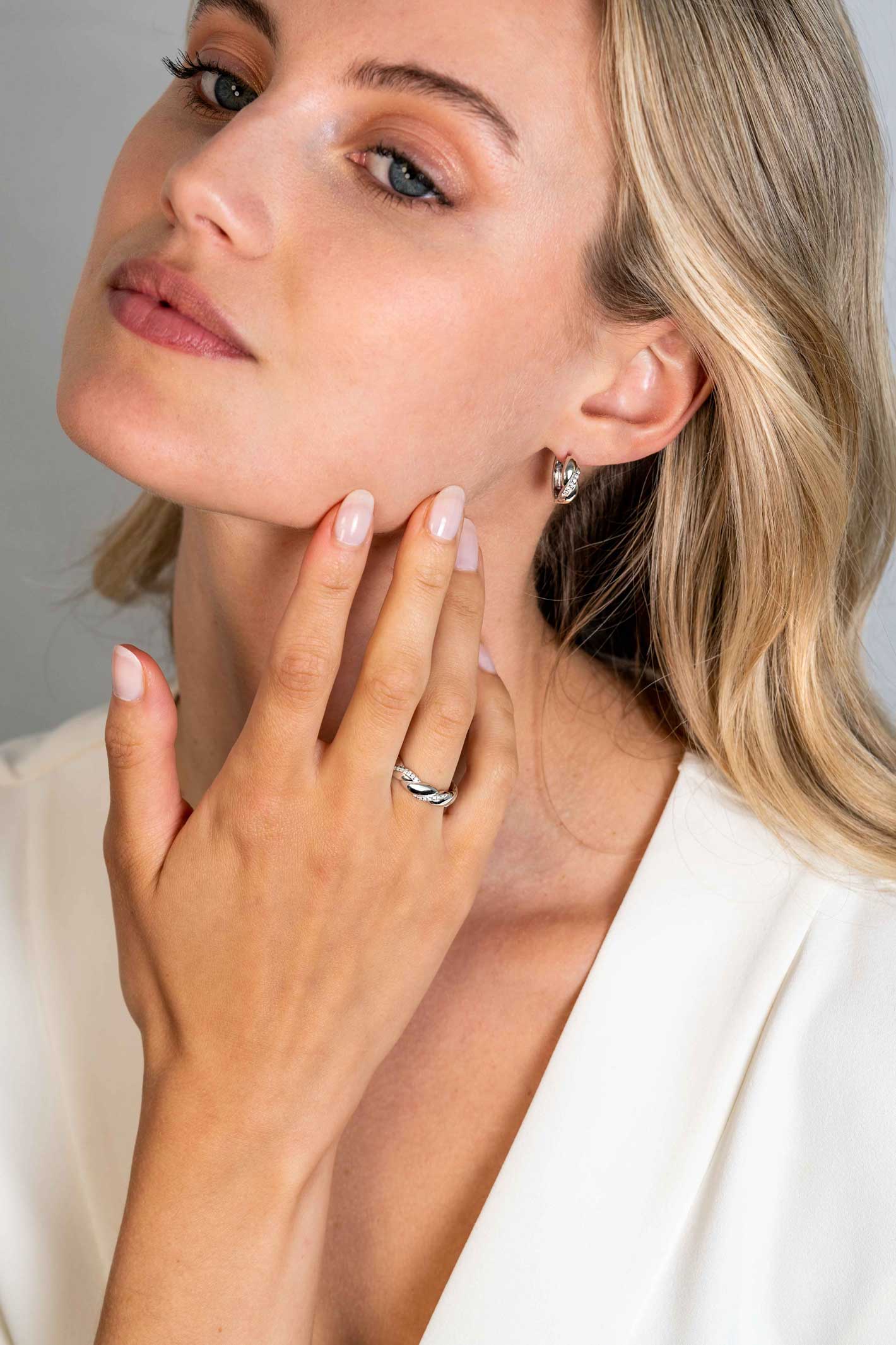 ZINZI zlv. klapcreolen gedraaid en zirconia's 15x5mm