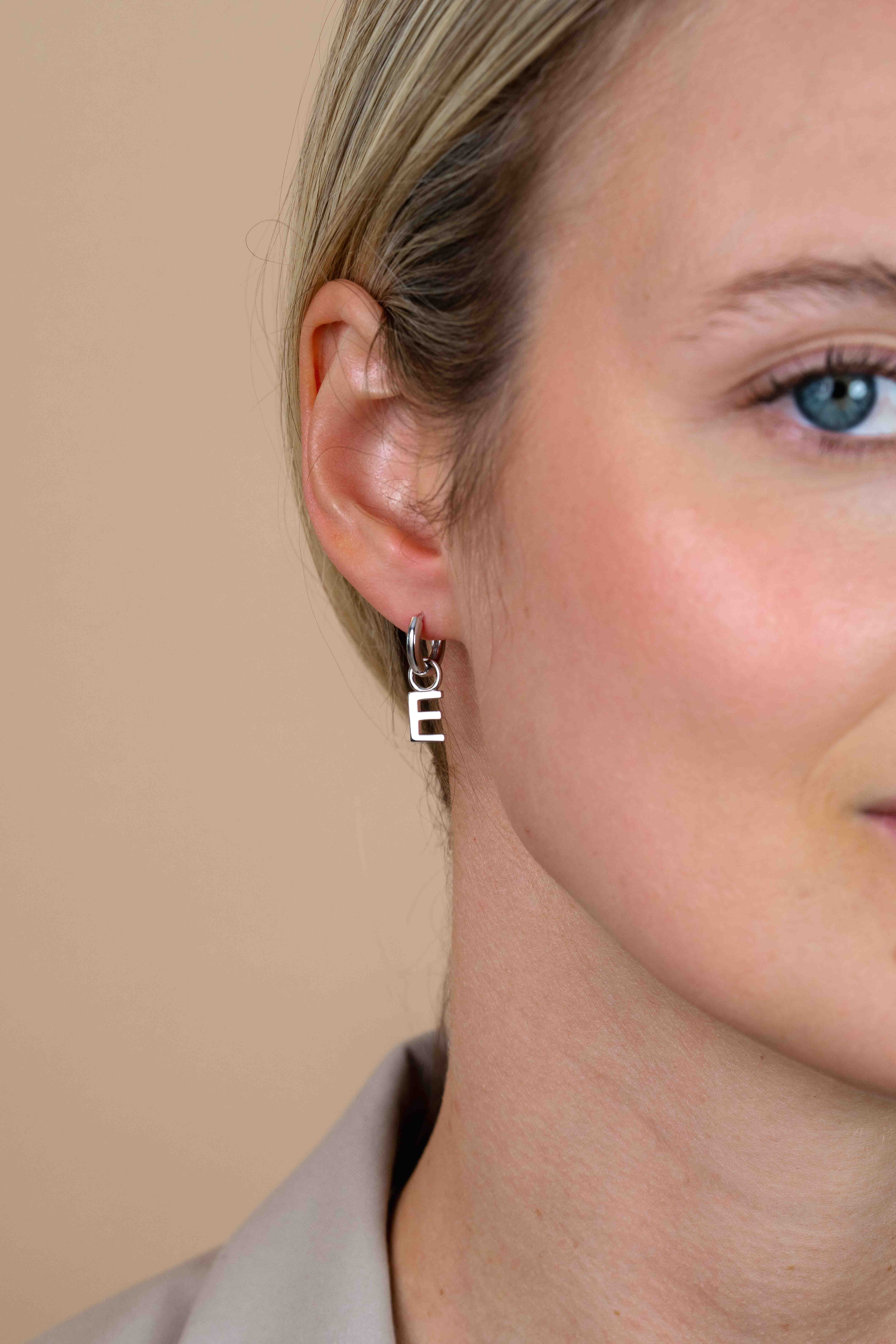 ZINZI silberner Buchstabe Ohranhänger E Preis pro Stück ZICH2144E