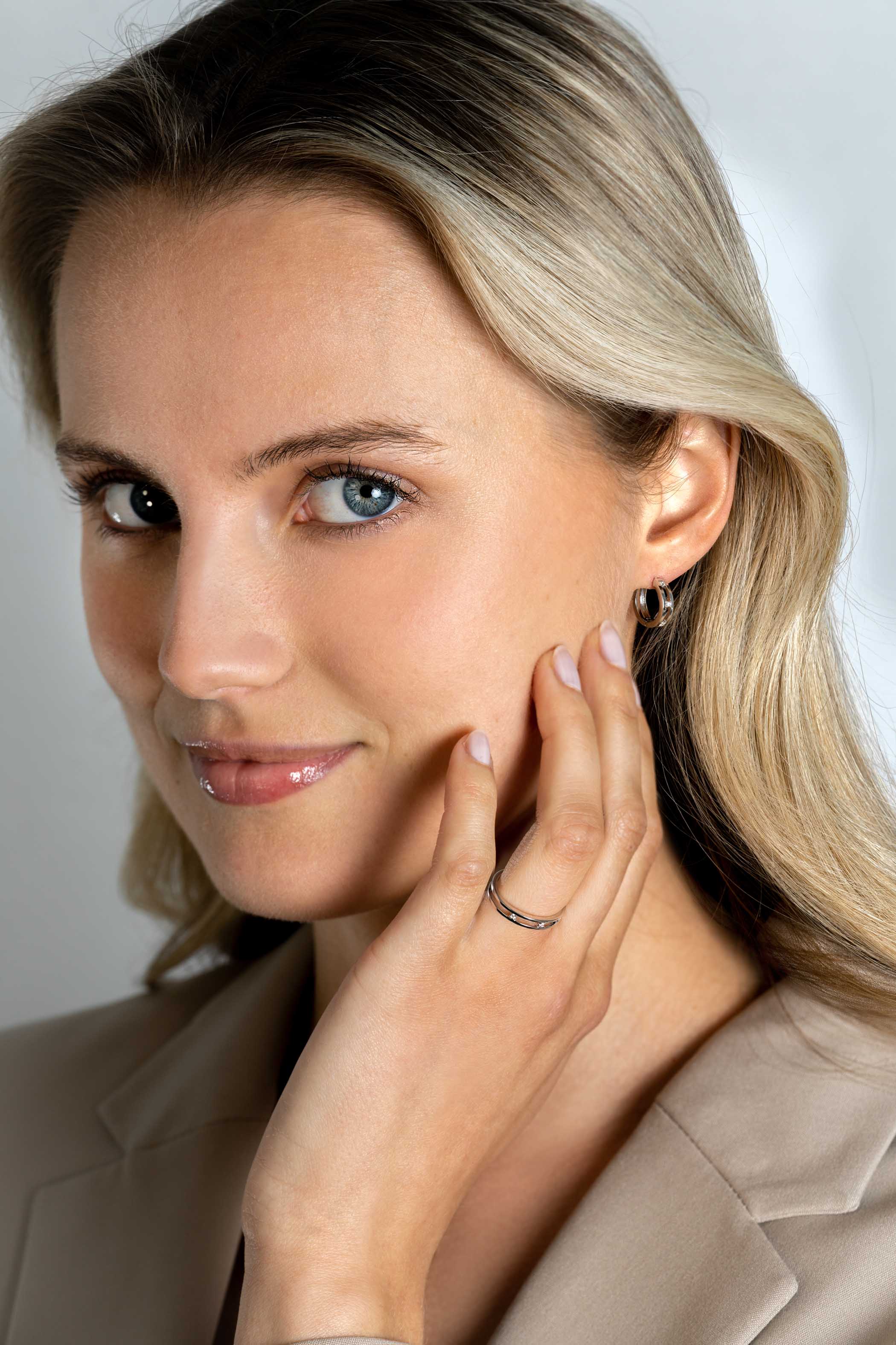 ZINZI zlv. ring twee banen / 3x zirc.ertussen mt.56
