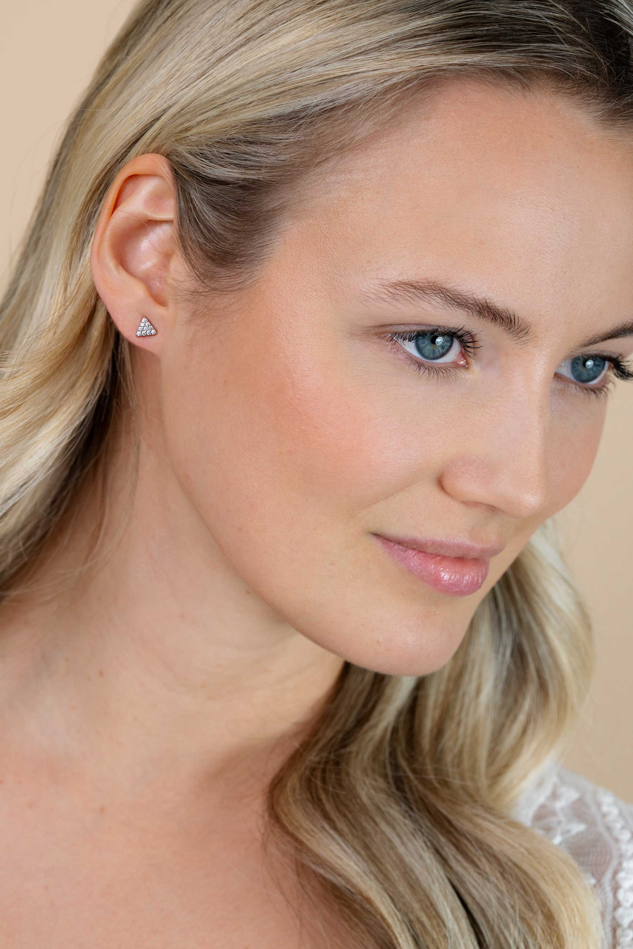 ZINZI silberne Ohrstecker Dreieck weiß 6mm ZIO1375Z