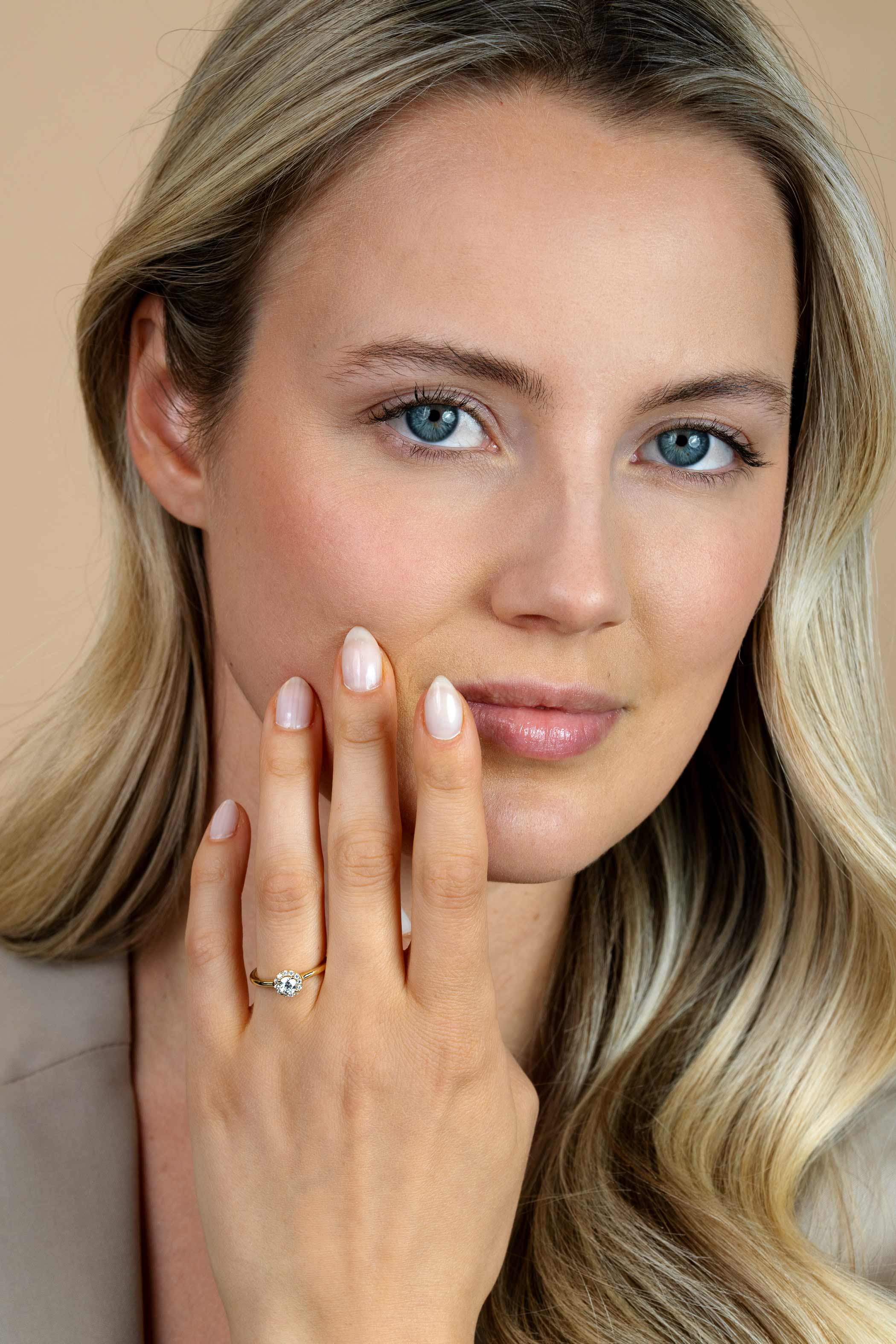 ZINZI Goldplattierter Silberner Entourage-Verlobungsring besetzt met weißen Zirkonias und einem kleinen Herz an der Seite ZIR2697Y