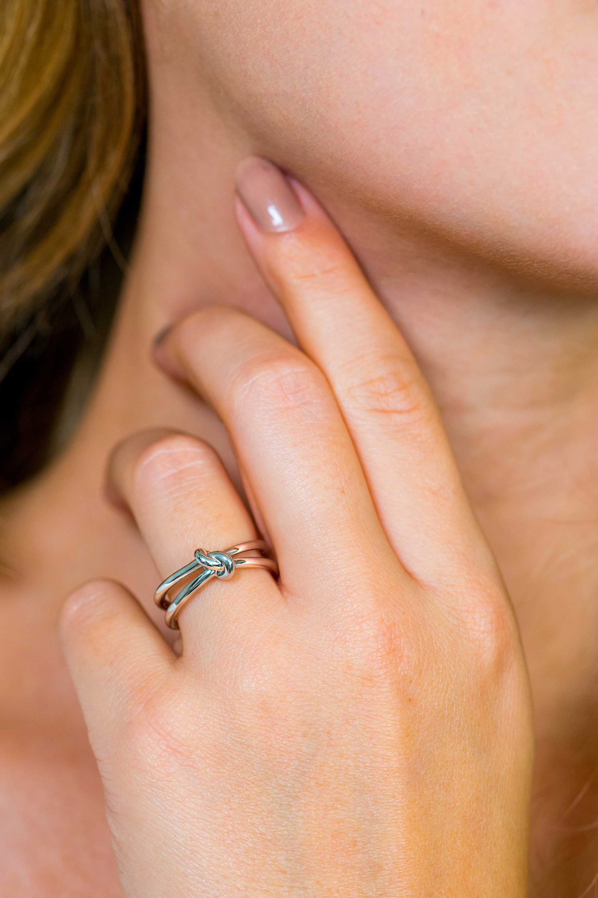 ZINZI silberner Ring mit zierlichem Knoten  ZIR1571